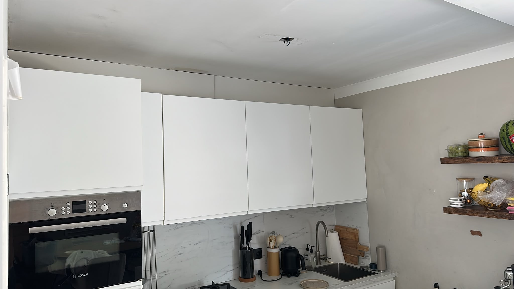 Moderne mat witte greeploze eilandkeuken - Afbeelding 3