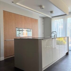 Prachtige Moderne houtkleur eilandkeuken met composiet werkblad & Quooker – €2.990