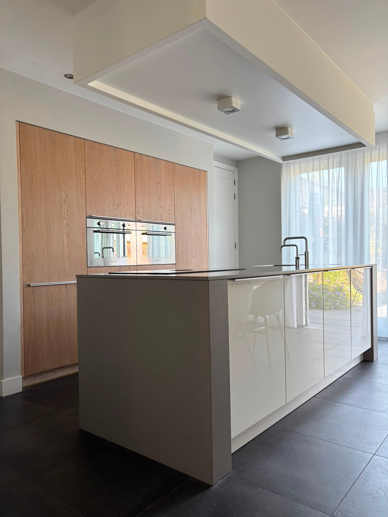 Prachtige Moderne houtkleur eilandkeuken met composiet werkblad & Quooker – €2.990