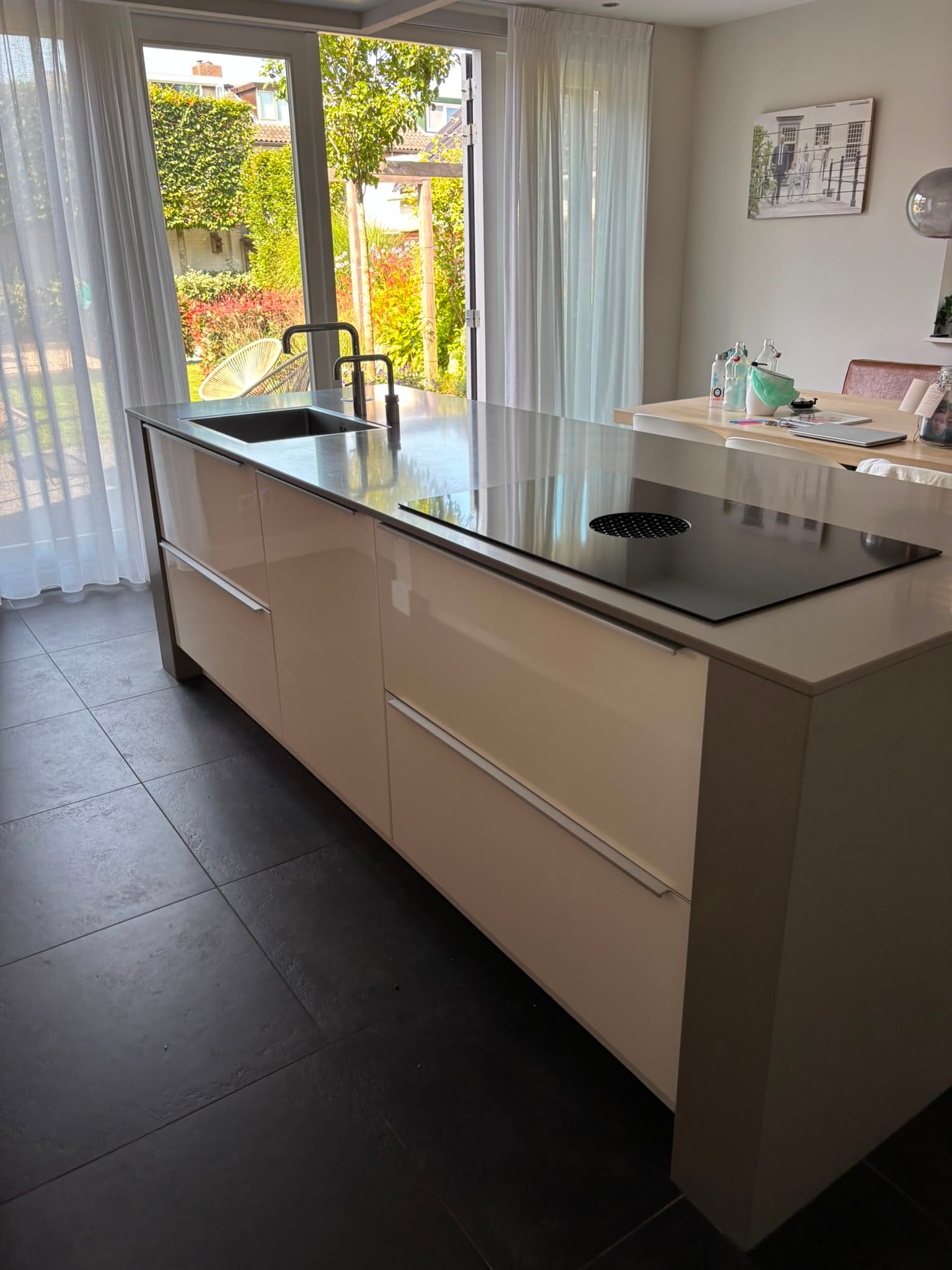 Prachtige Moderne houtkleur eilandkeuken met composiet werkblad & Quooker – €2.990 - Afbeelding 8