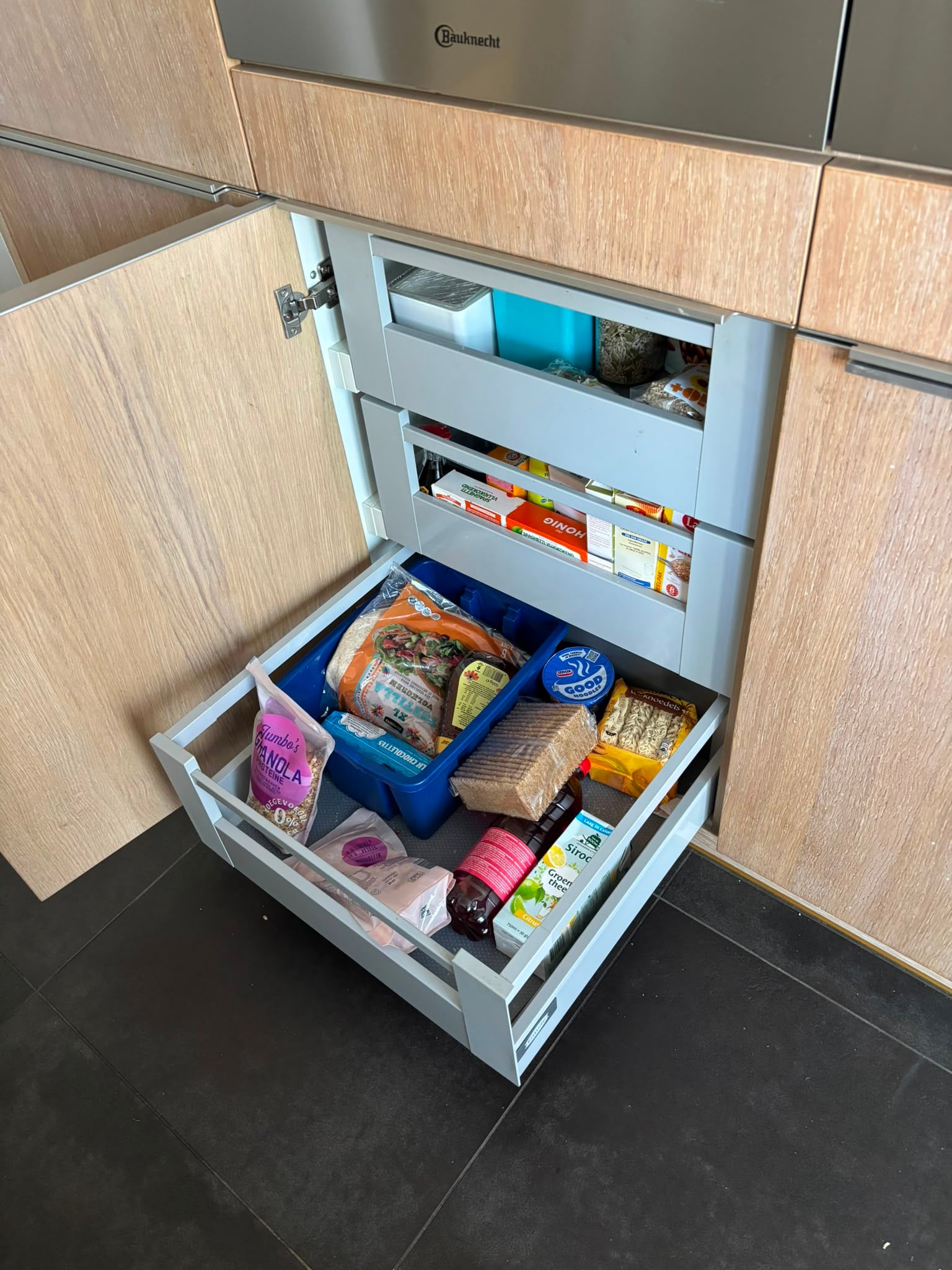Prachtige Moderne houtkleur eilandkeuken met composiet werkblad & Quooker – €2.990 - Afbeelding 10