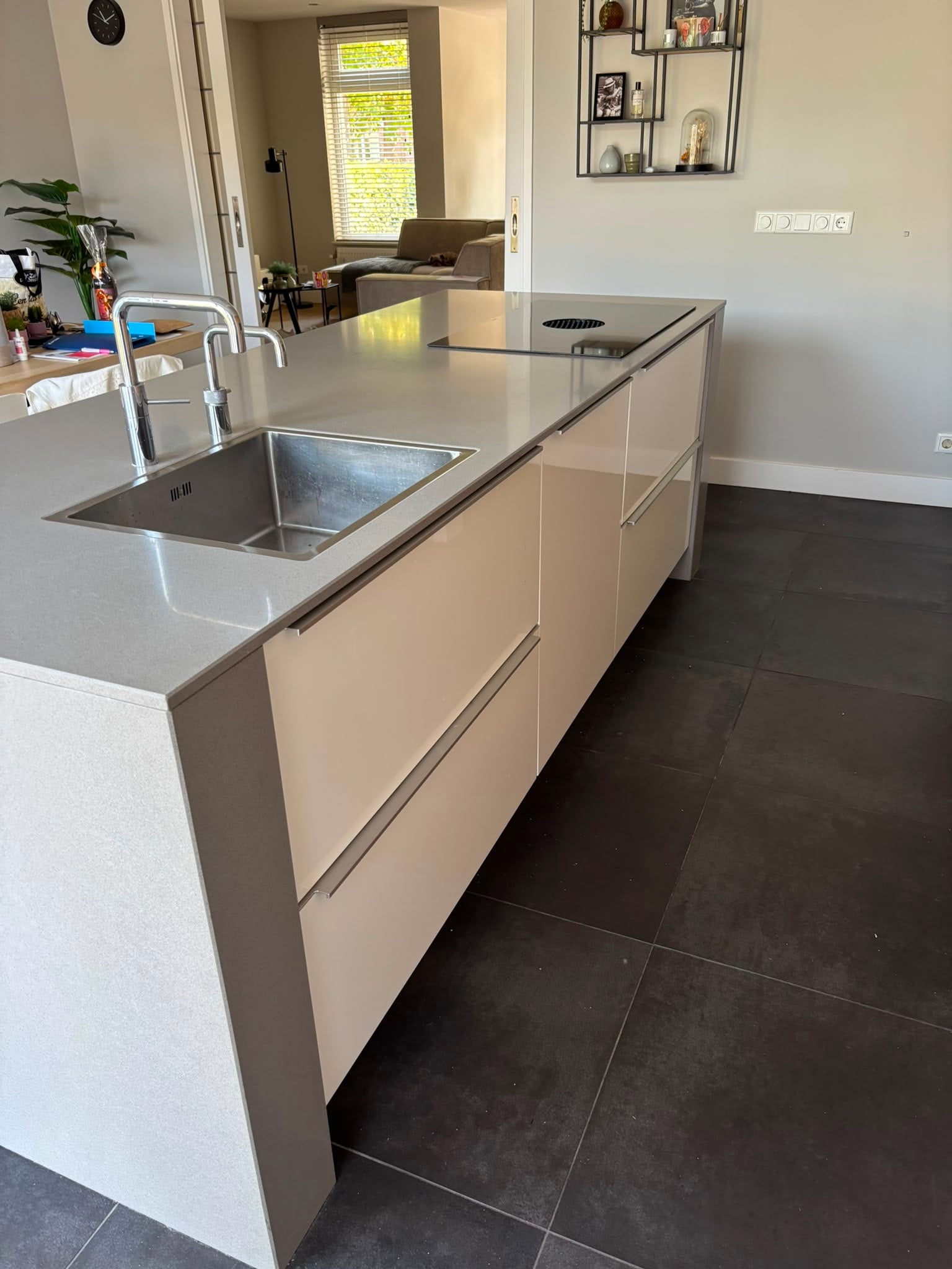 Prachtige Moderne houtkleur eilandkeuken met composiet werkblad & Quooker – €2.990 - Afbeelding 2