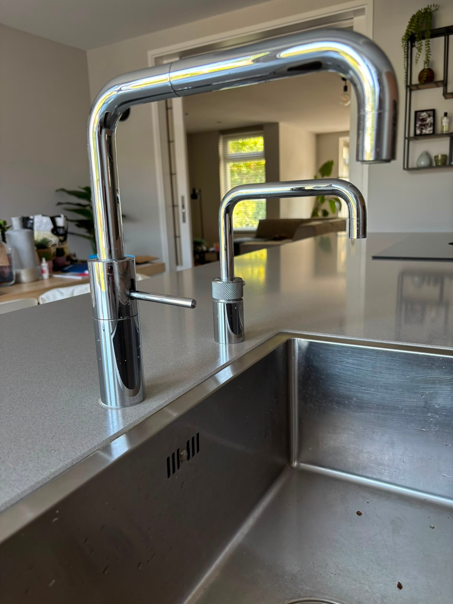 Prachtige Moderne houtkleur eilandkeuken met composiet werkblad & Quooker – €2.990 - Afbeelding 6