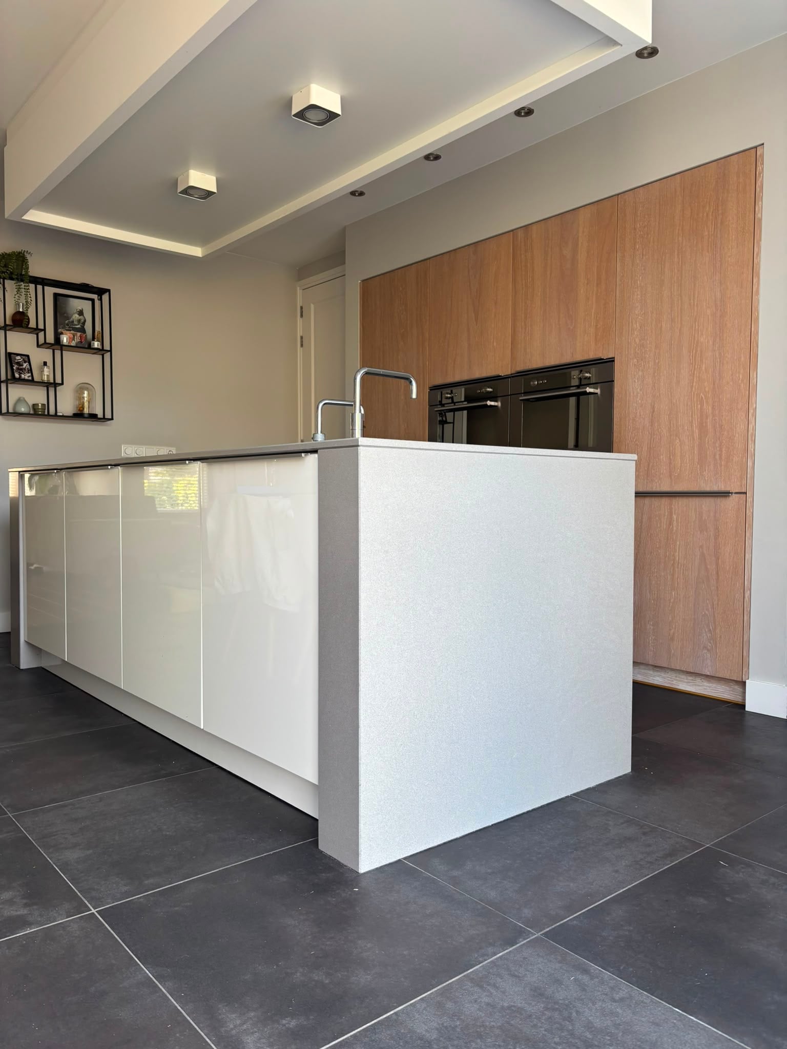 Prachtige Moderne houtkleur eilandkeuken met composiet werkblad & Quooker – €2.990 - Afbeelding 4
