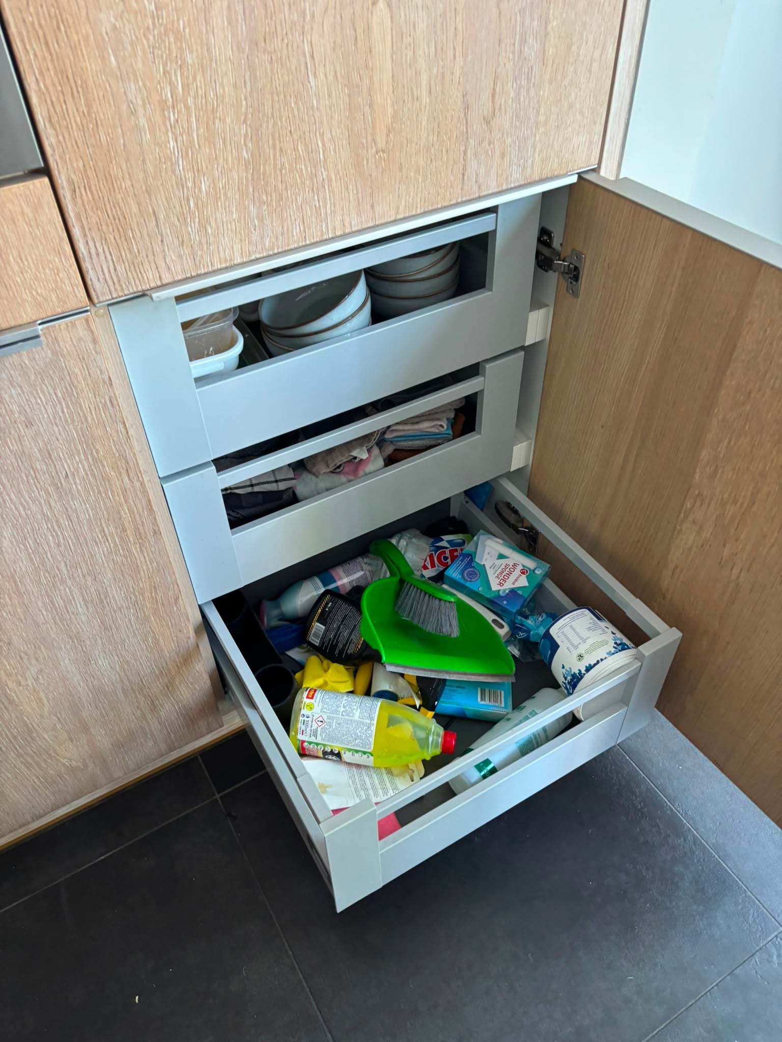 Prachtige Moderne houtkleur eilandkeuken met composiet werkblad & Quooker – €2.990 - Afbeelding 5