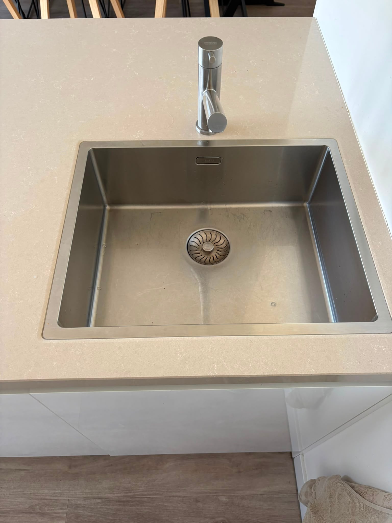 Moderne witte hoogglans eilandkeuken met ATAG APPARATEN - Afbeelding 3