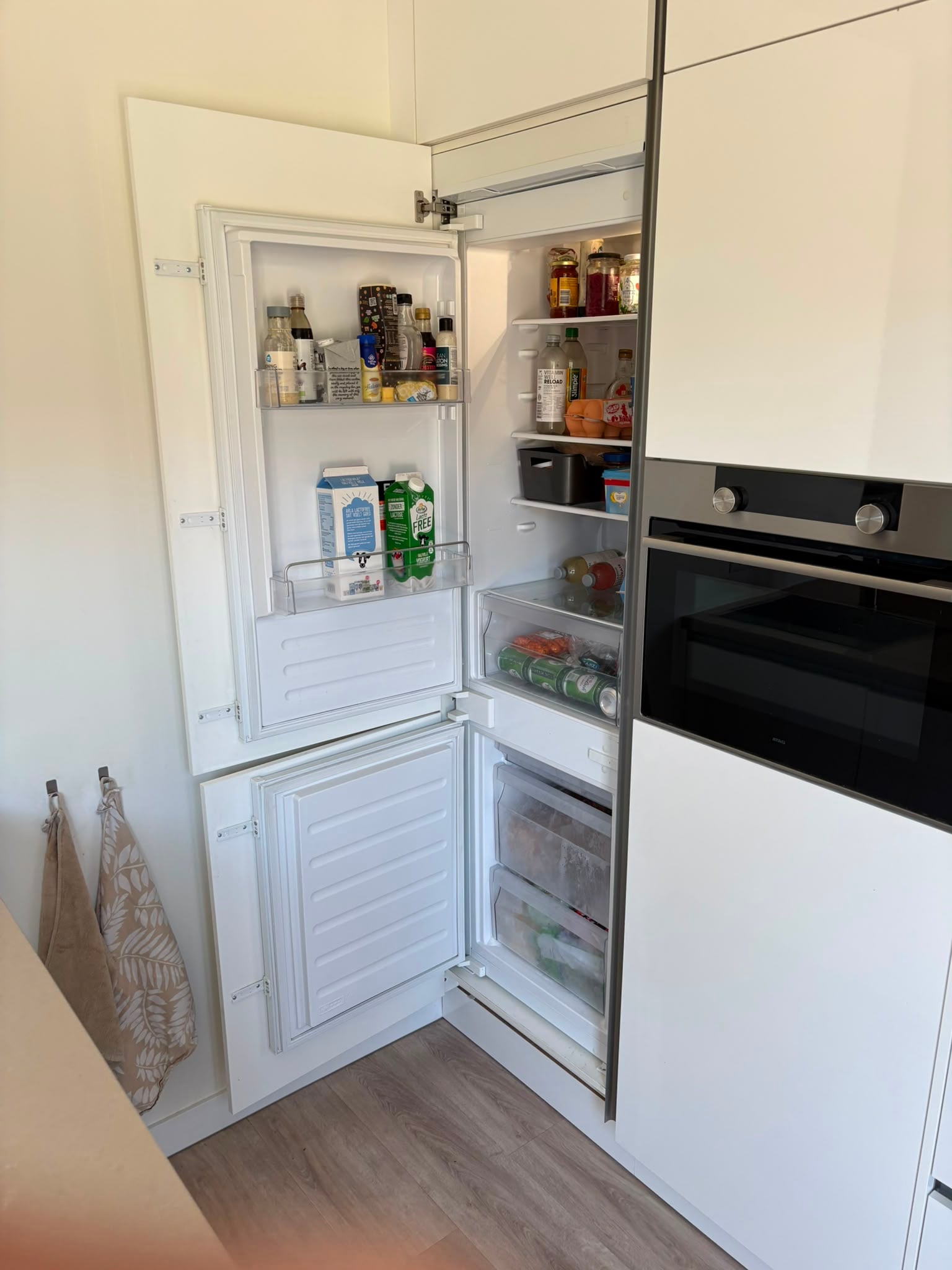 Moderne witte hoogglans eilandkeuken met ATAG APPARATEN - Afbeelding 4