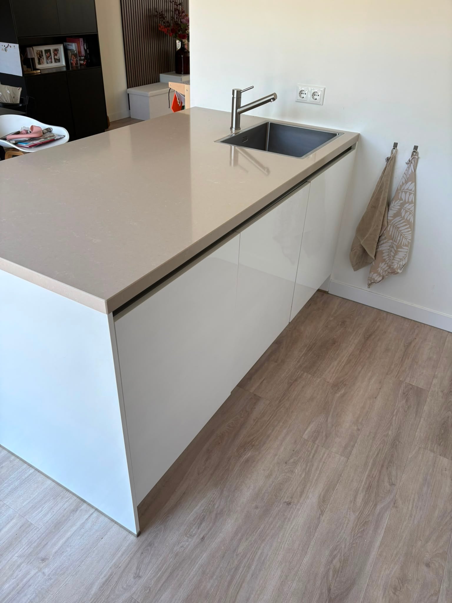 Moderne witte hoogglans eilandkeuken met ATAG APPARATEN - Afbeelding 6