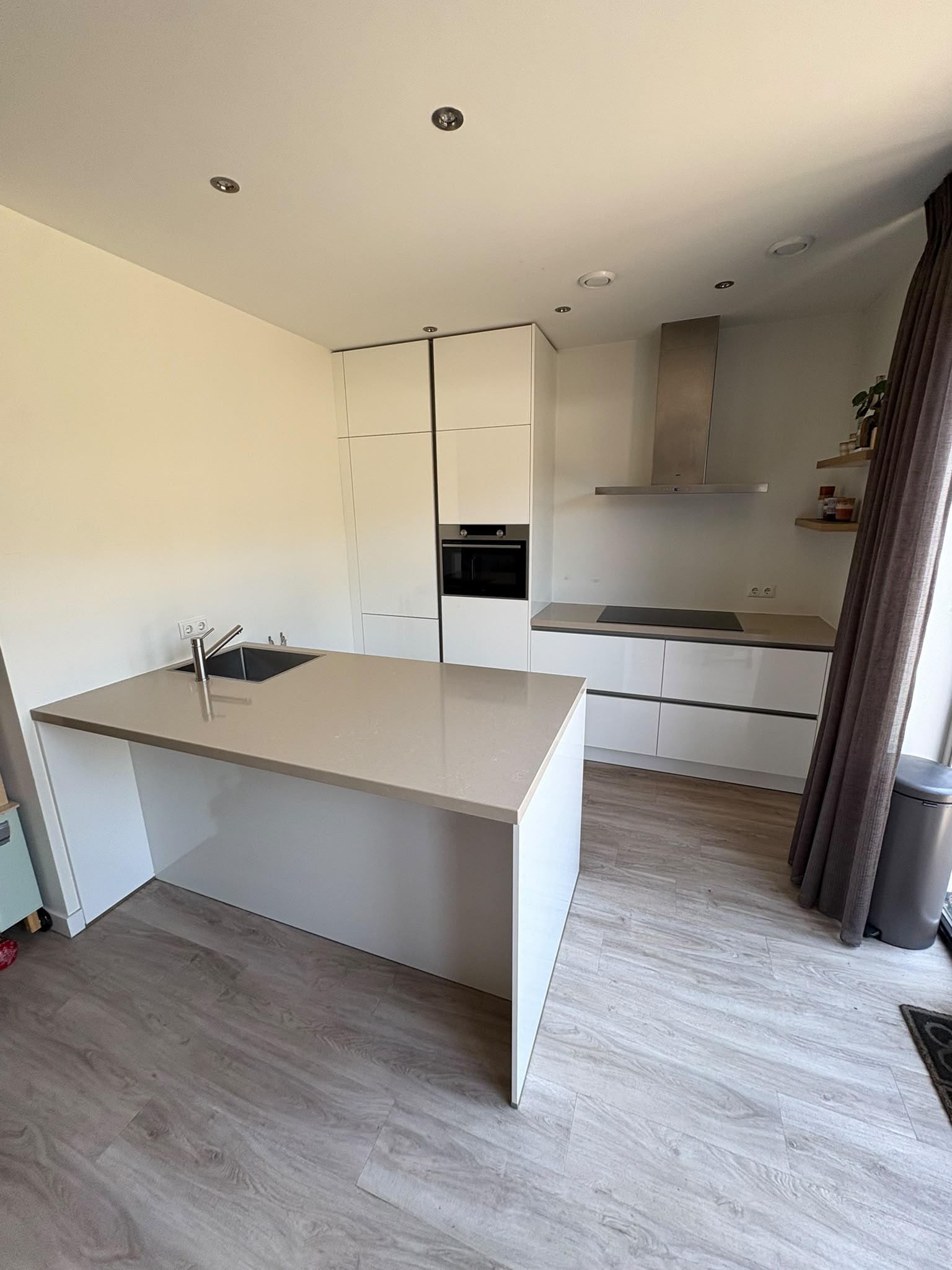 Moderne witte hoogglans eilandkeuken met ATAG APPARATEN - Afbeelding 7