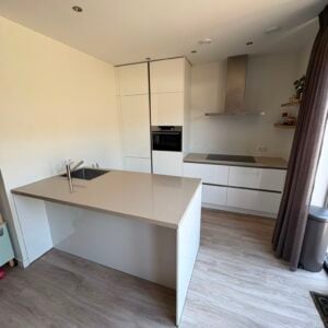 Moderne witte hoogglans eilandkeuken met ATAG APPARATEN