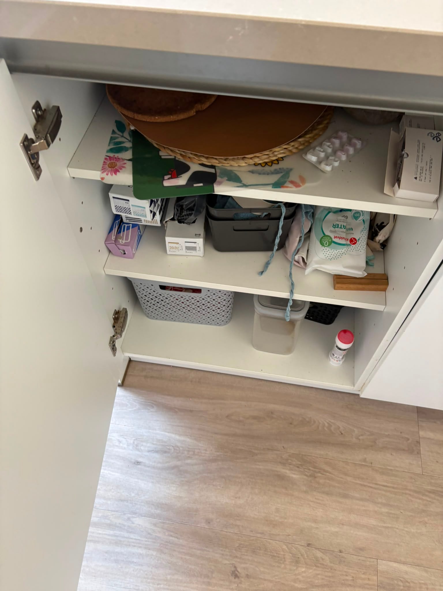 Moderne witte hoogglans eilandkeuken met ATAG APPARATEN - Afbeelding 8
