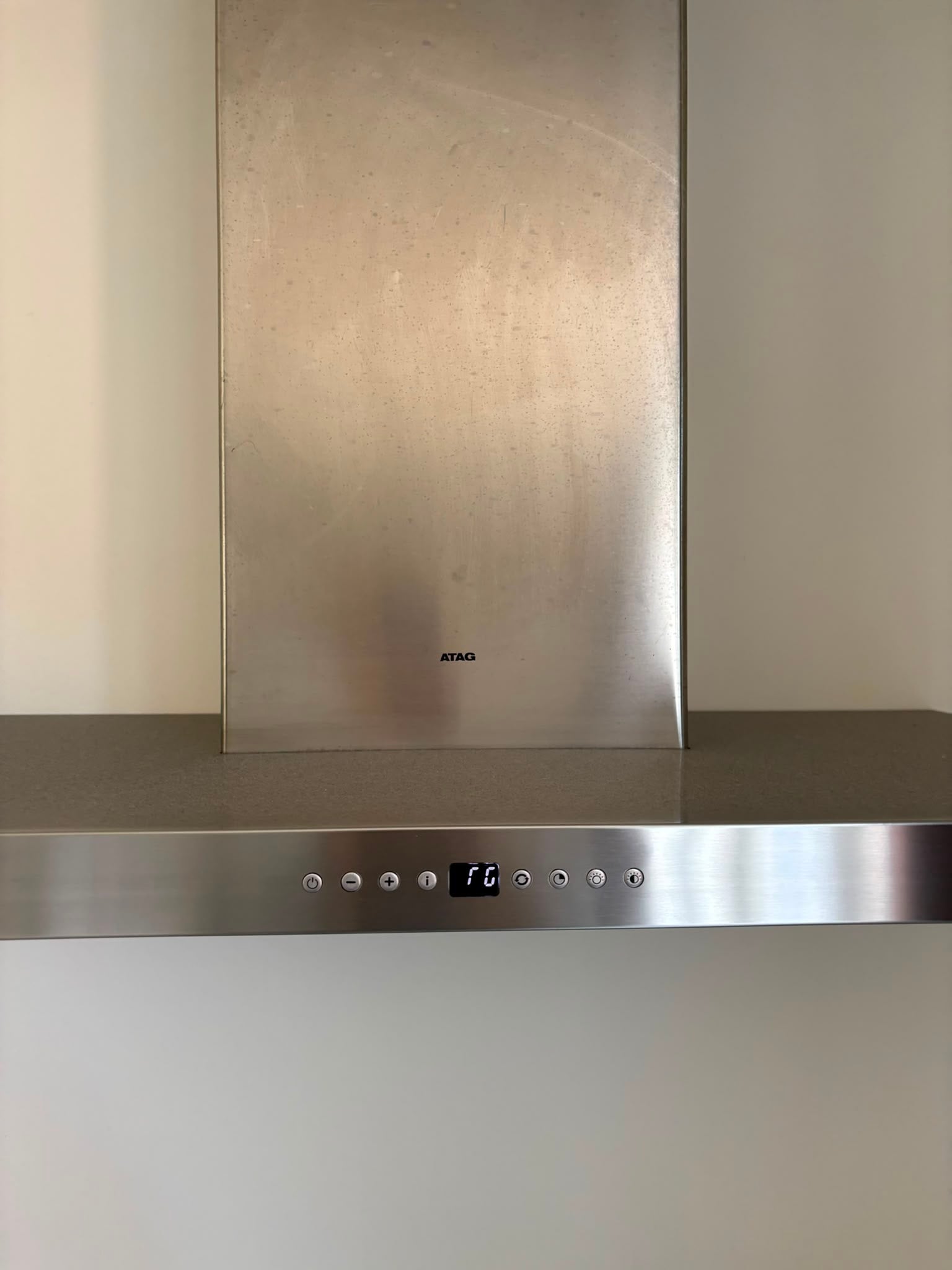 Moderne witte hoogglans eilandkeuken met ATAG APPARATEN - Afbeelding 10