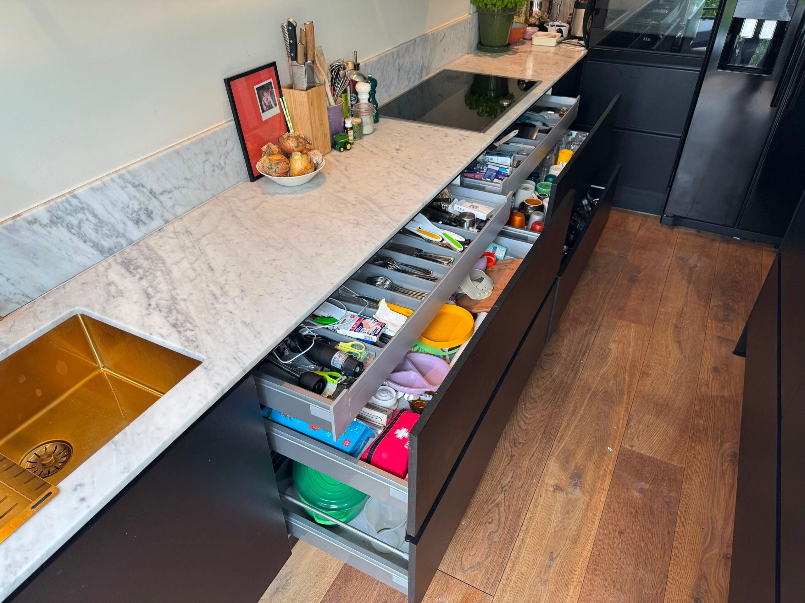 Luxe moderne eilandkeuken met Carrara marmer werkblad - Afbeelding 3