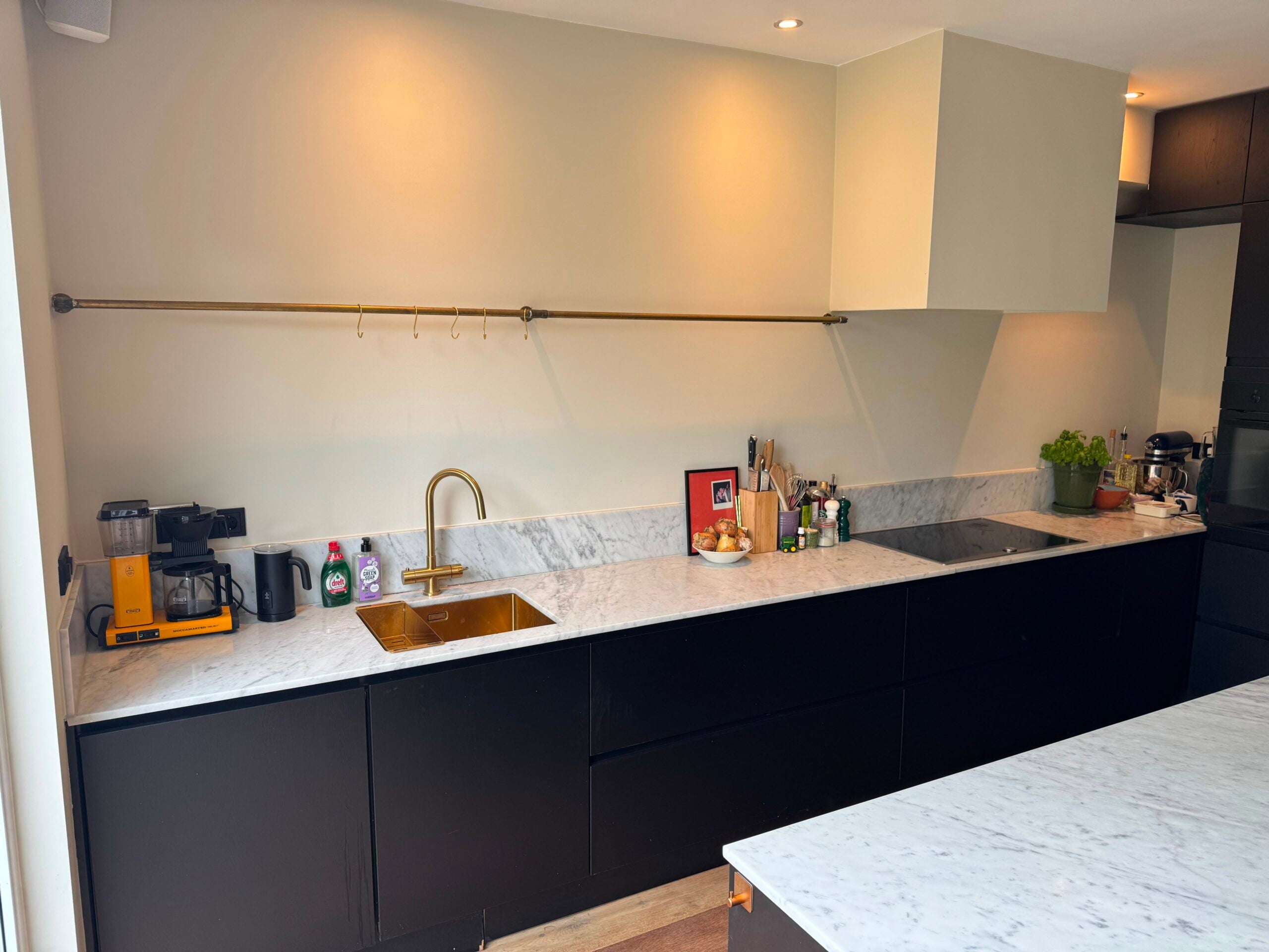 Luxe moderne eilandkeuken met Carrara marmer werkblad - Afbeelding 4