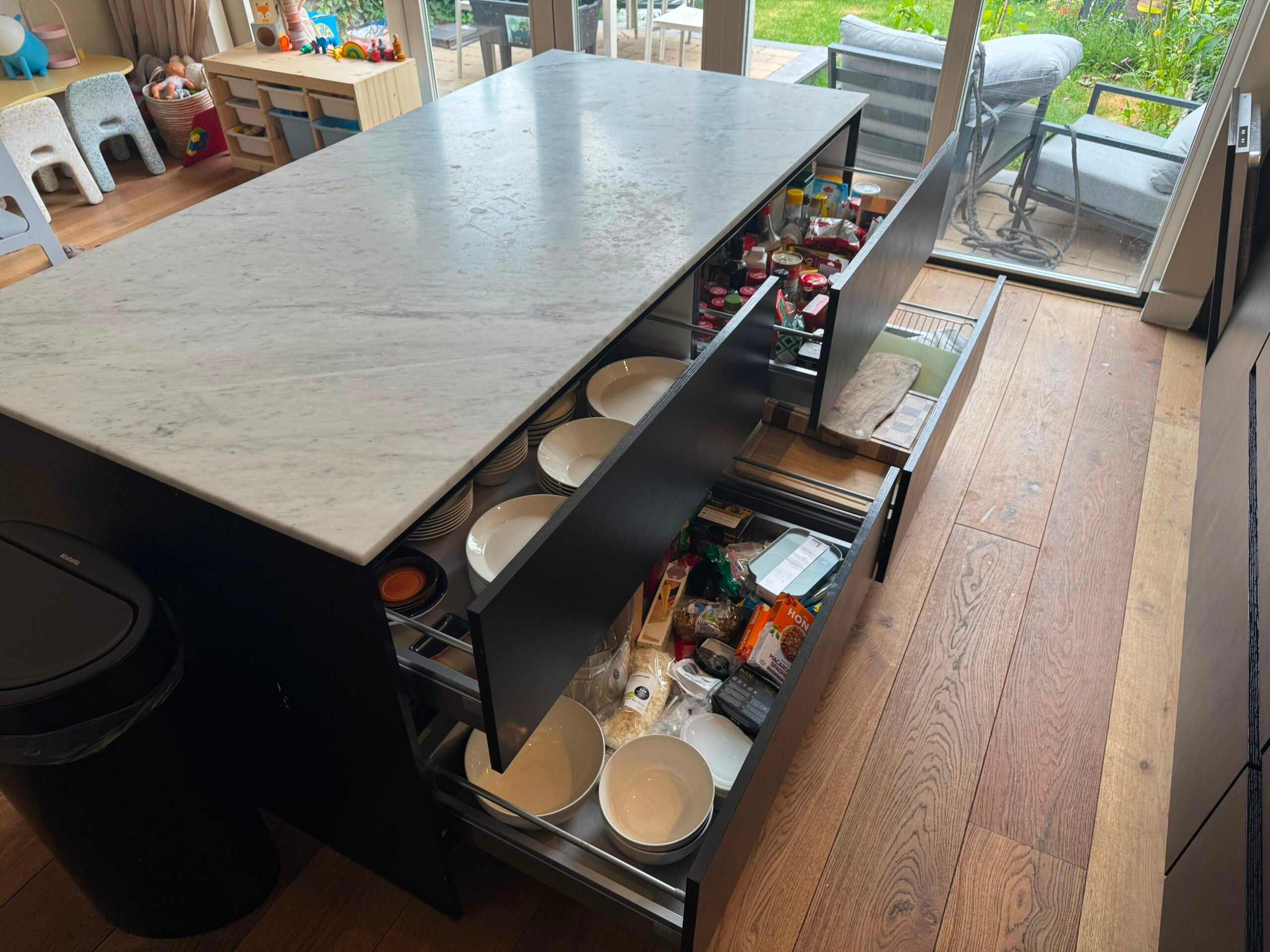 Luxe moderne eilandkeuken met Carrara marmer werkblad - Afbeelding 5