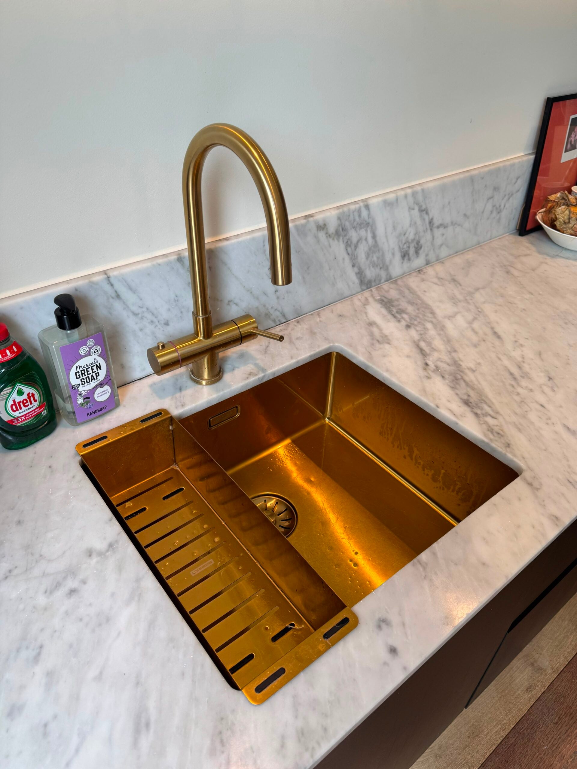 Luxe moderne eilandkeuken met Carrara marmer werkblad - Afbeelding 8