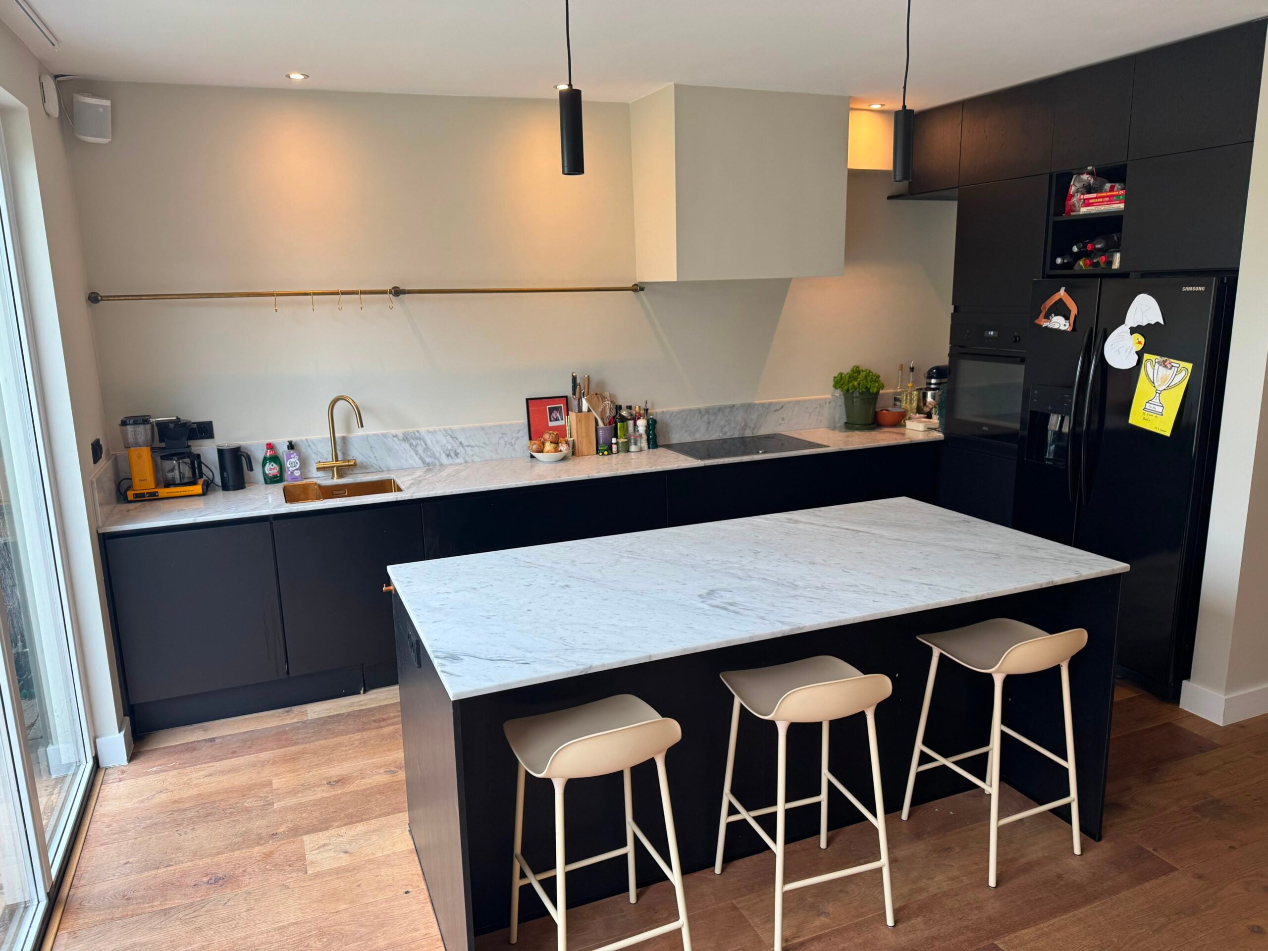 Luxe moderne eilandkeuken met Carrara marmer werkblad