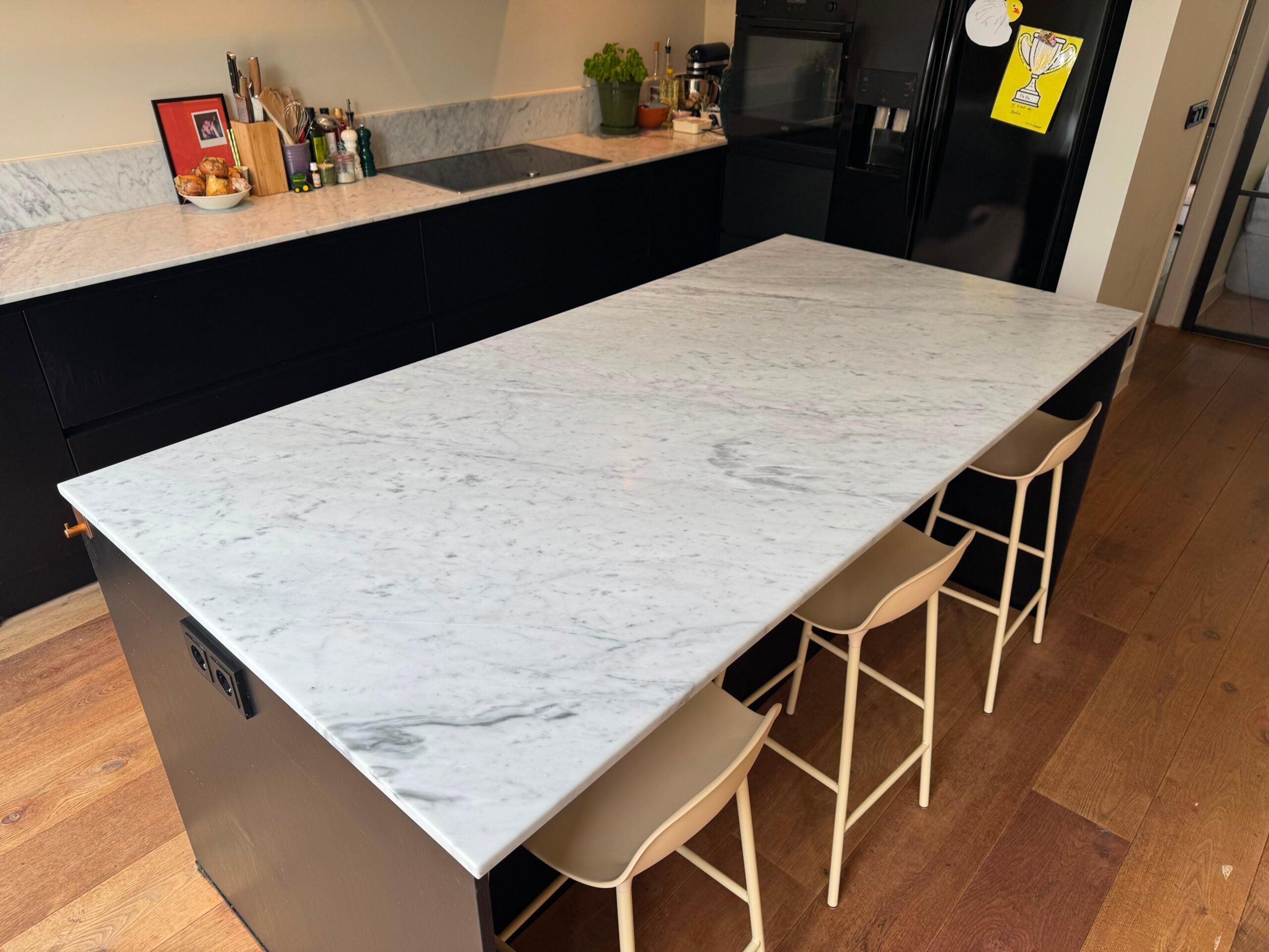 Luxe moderne eilandkeuken met Carrara marmer werkblad - Afbeelding 13