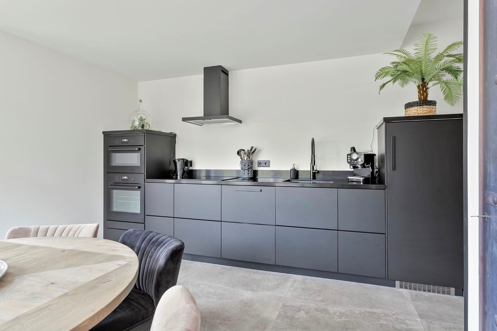 Prachtige Moderne Mat Zwarte IKEA Keuken & Inbouwapparatuur