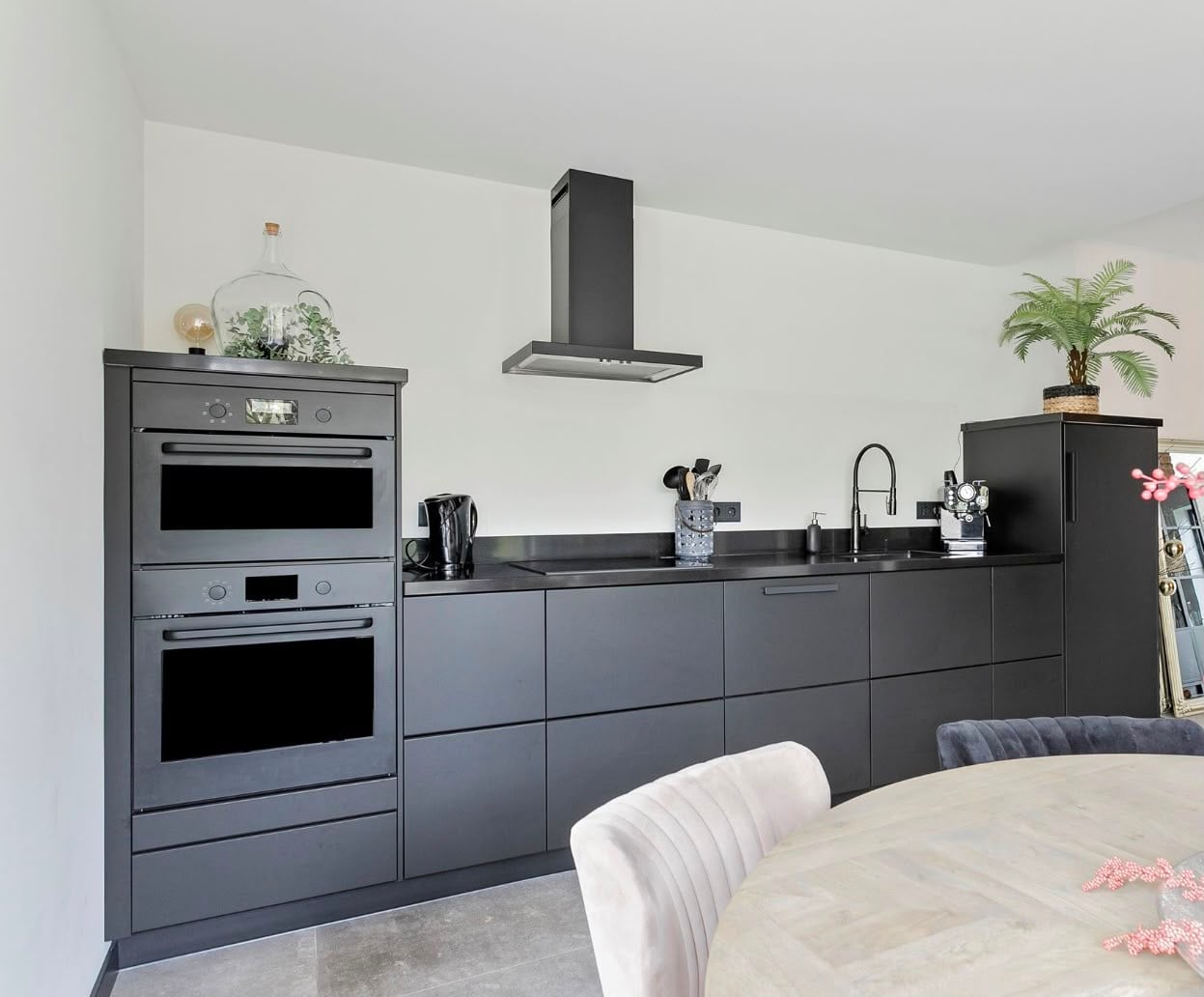 Prachtige Moderne Mat Zwarte IKEA Keuken & Inbouwapparatuur - Afbeelding 2