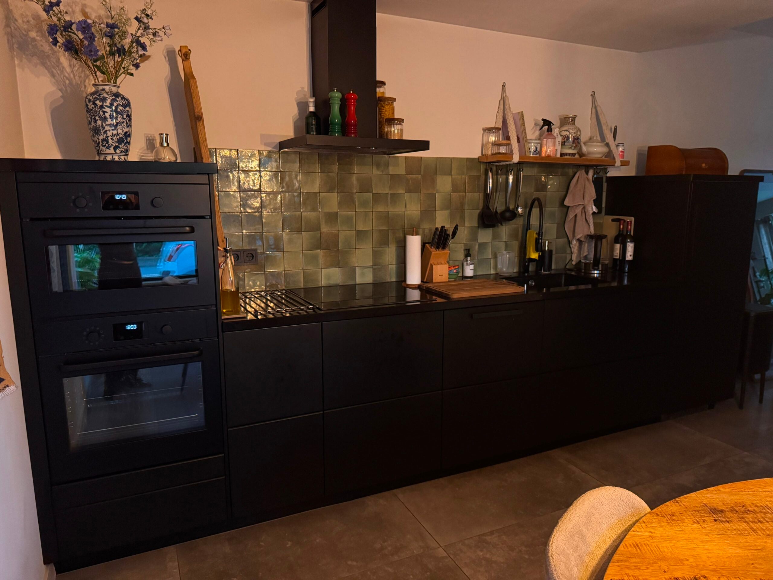 Prachtige Moderne Mat Zwarte IKEA Keuken & Inbouwapparatuur - Afbeelding 3