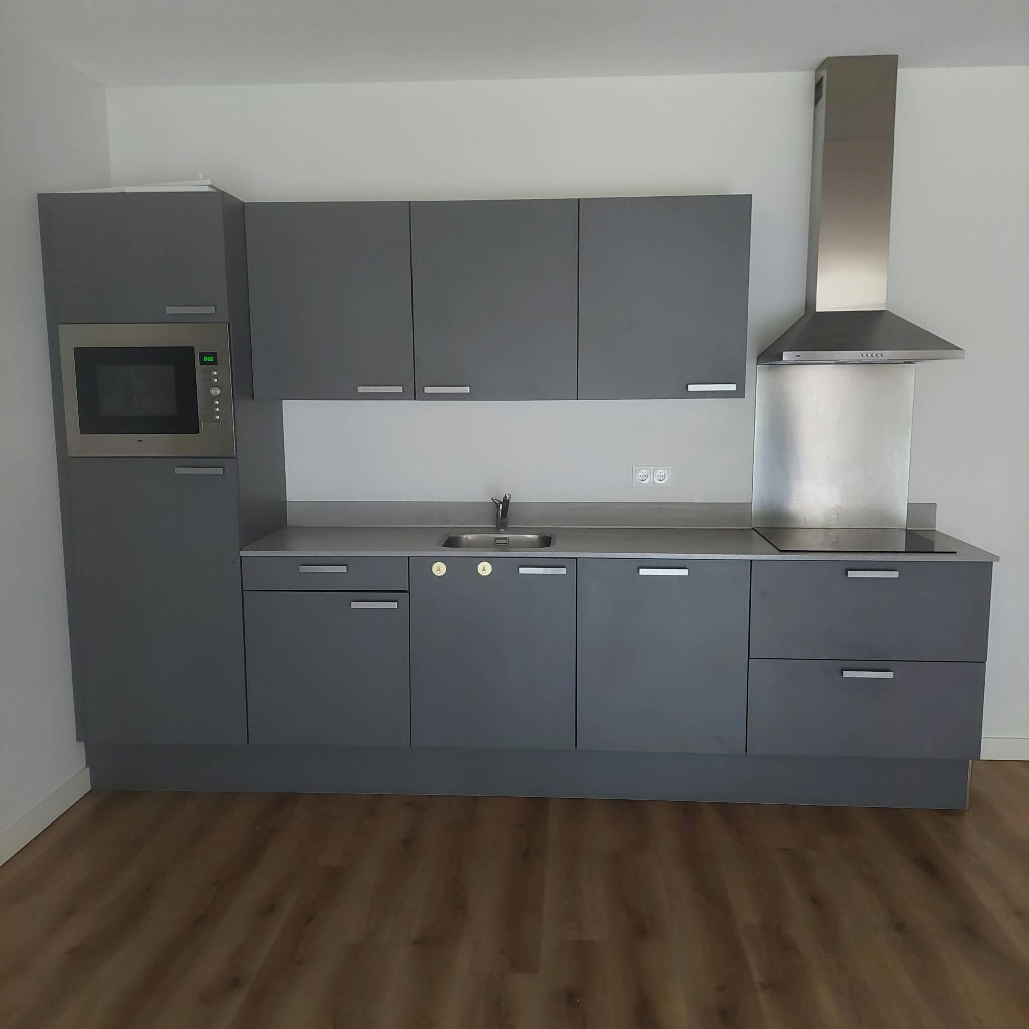 Moderne matgrijze rechte keuken+ apparatuur - Afbeelding 2