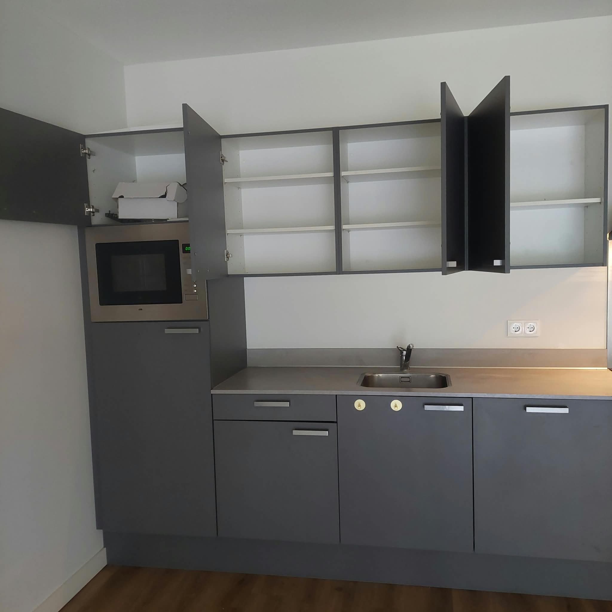 Moderne matgrijze rechte keuken+ apparatuur - Afbeelding 3