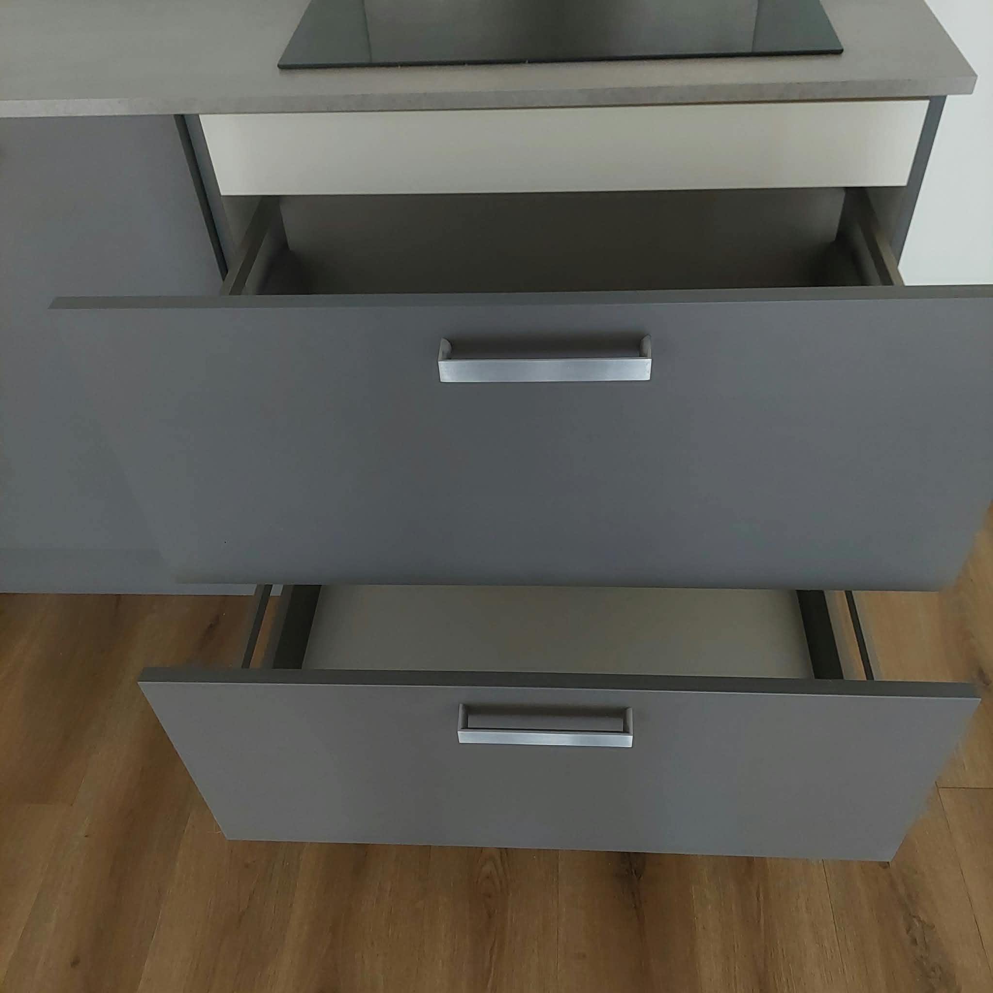 Moderne matgrijze rechte keuken+ apparatuur - Afbeelding 7