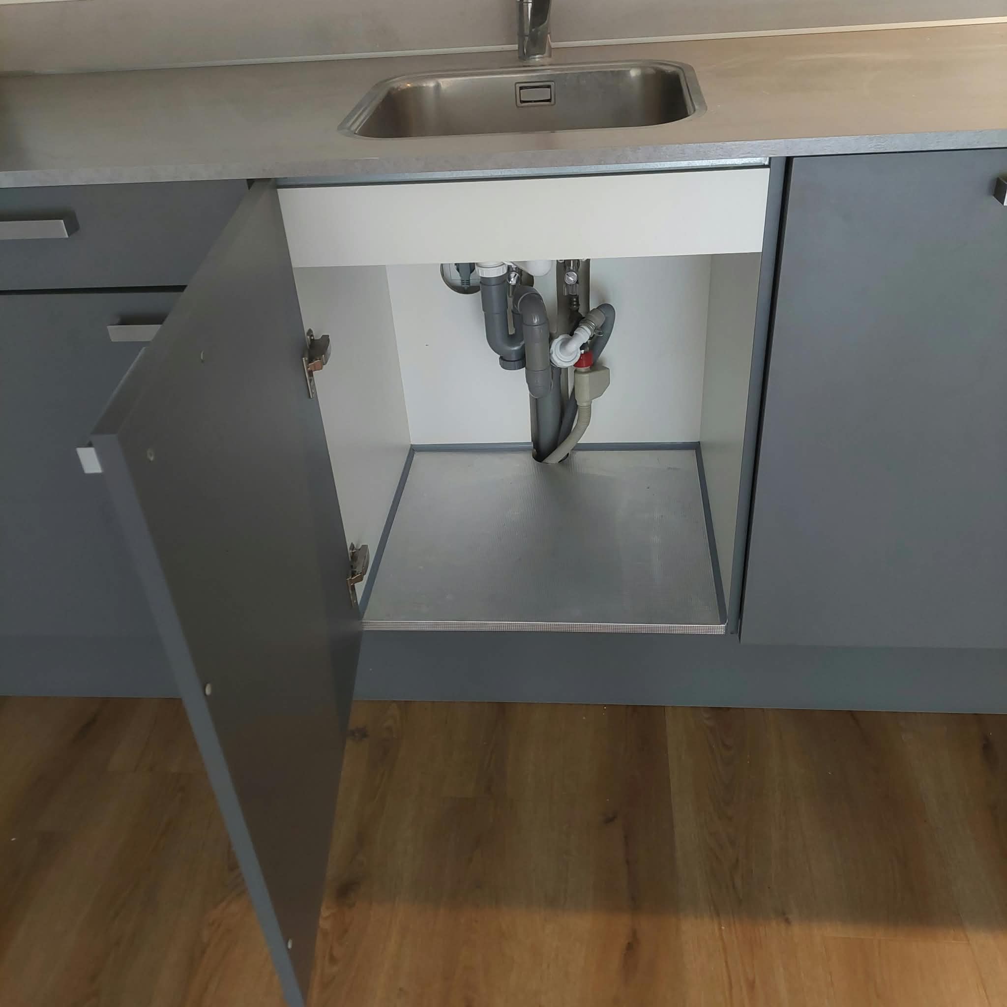 Moderne matgrijze rechte keuken+ apparatuur - Afbeelding 11