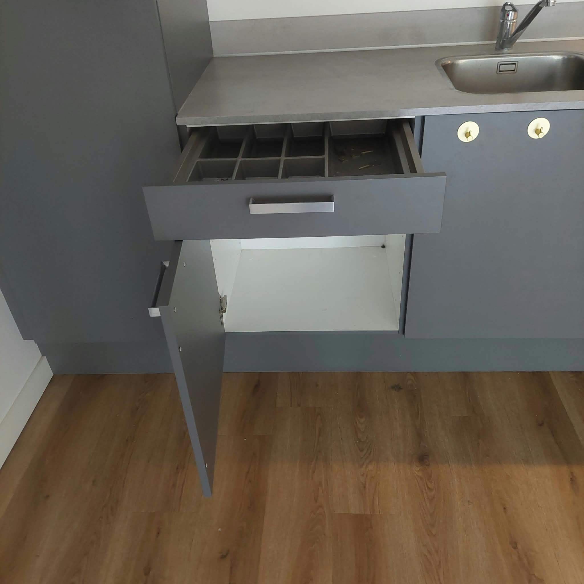 Moderne matgrijze rechte keuken+ apparatuur - Afbeelding 12