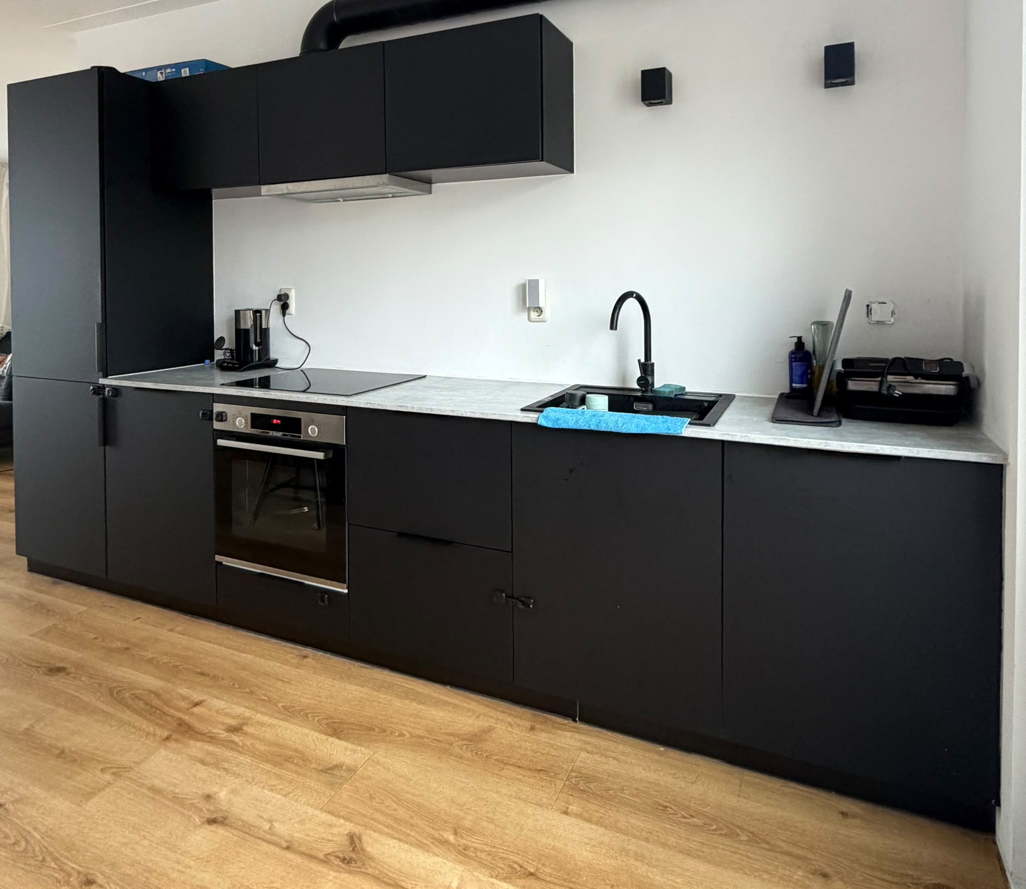 Luxe strakke Moderne mat zwarte KVIK keuken 3,60m incl. Bosch apparatuur