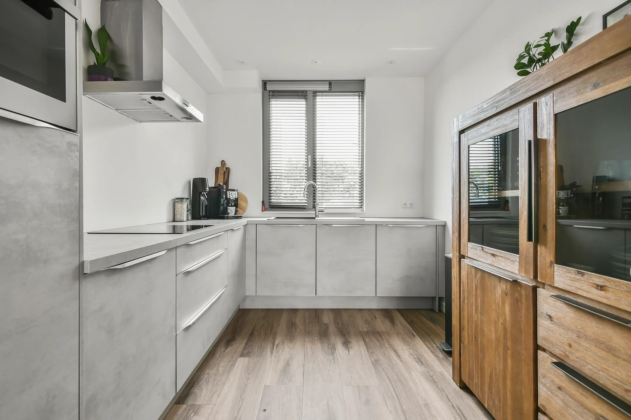 Moderne lichtgrijze betonlook hoekkeuken - Afbeelding 2