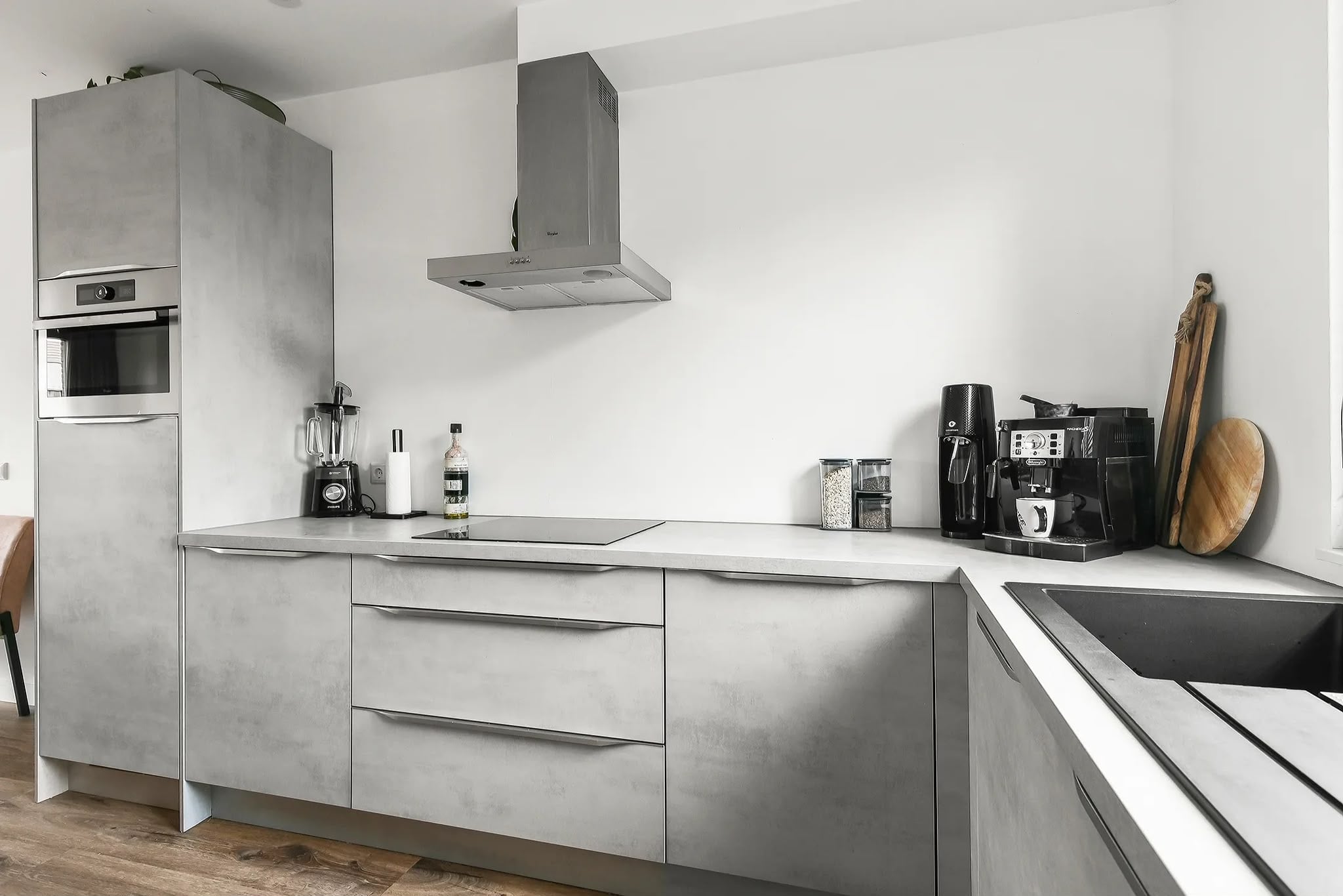 Moderne lichtgrijze betonlook hoekkeuken - Afbeelding 3