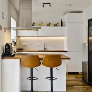 Moderne IKEA hoogglans witte eilandkeuken