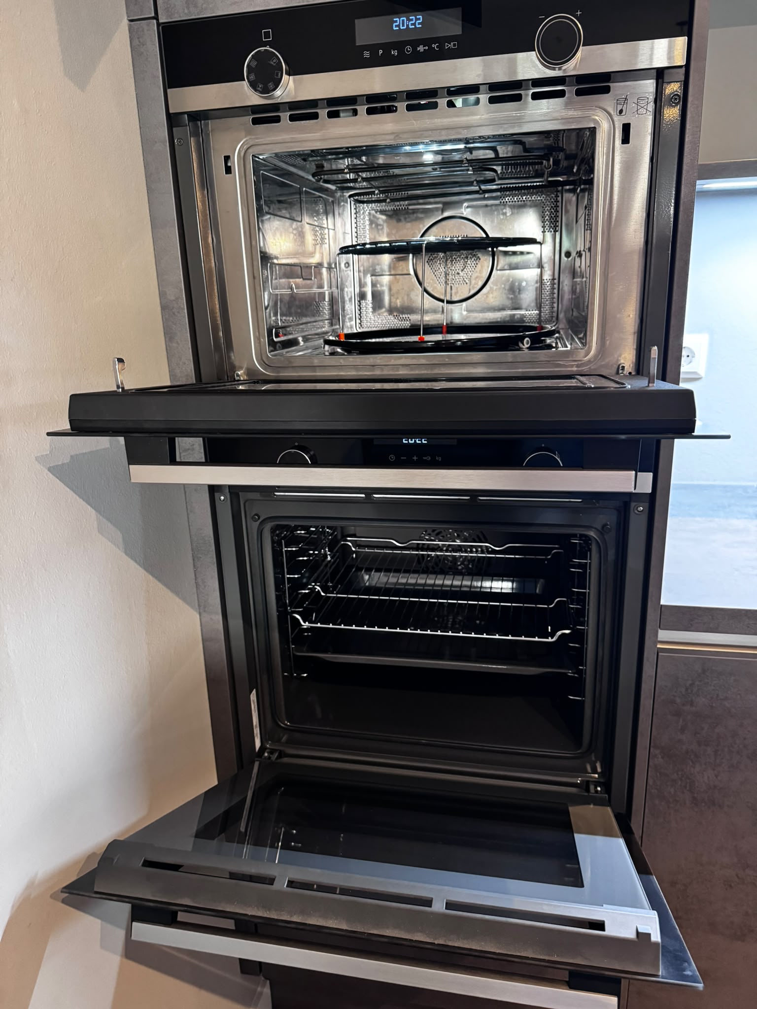 Moderne donkergrijze betonlook eilandkeuken+Siemens apparaten - Afbeelding 10