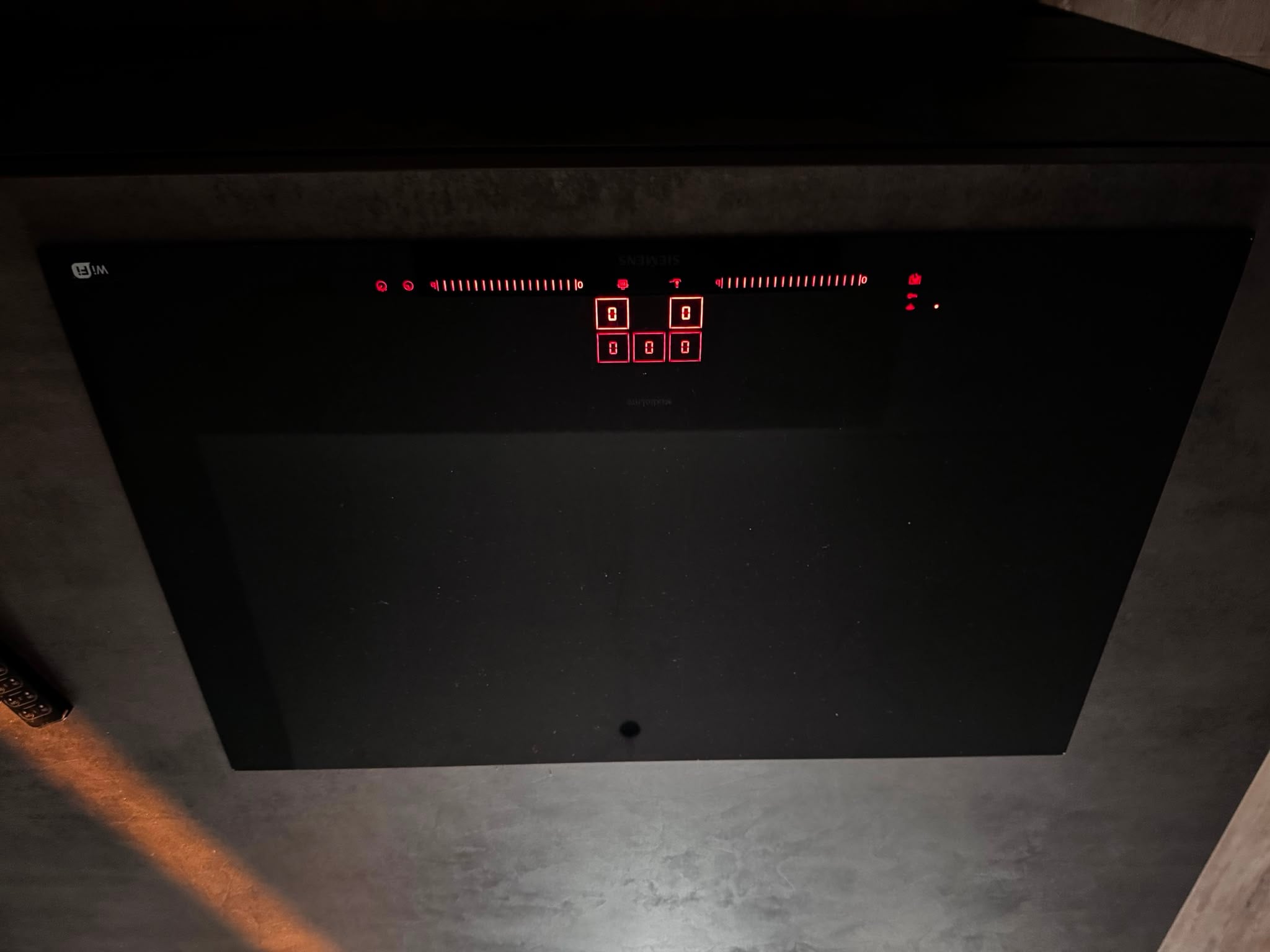Moderne donkergrijze betonlook eilandkeuken+Siemens apparaten - Afbeelding 3