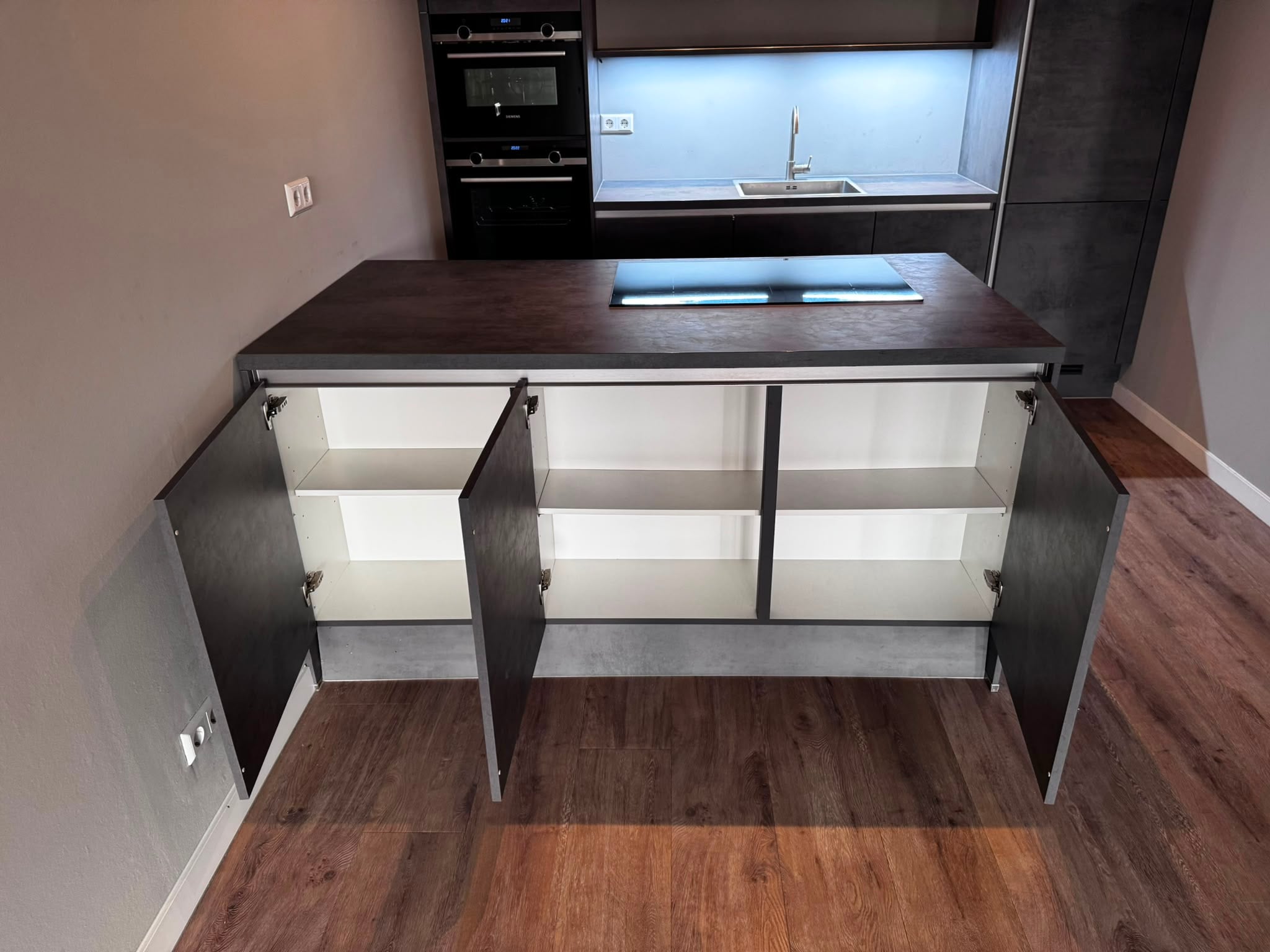Moderne donkergrijze betonlook eilandkeuken+Siemens apparaten - Afbeelding 4