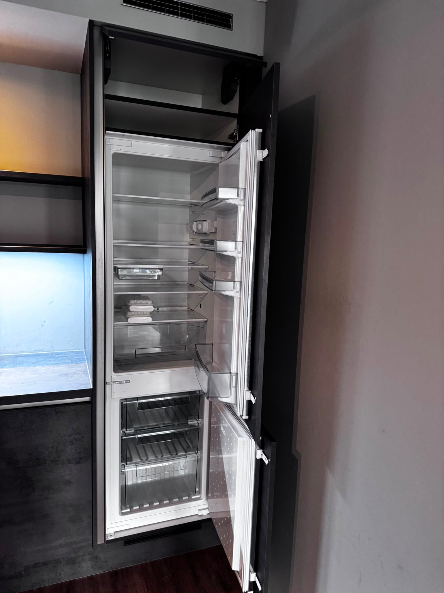 Moderne donkergrijze betonlook eilandkeuken+Siemens apparaten - Afbeelding 2