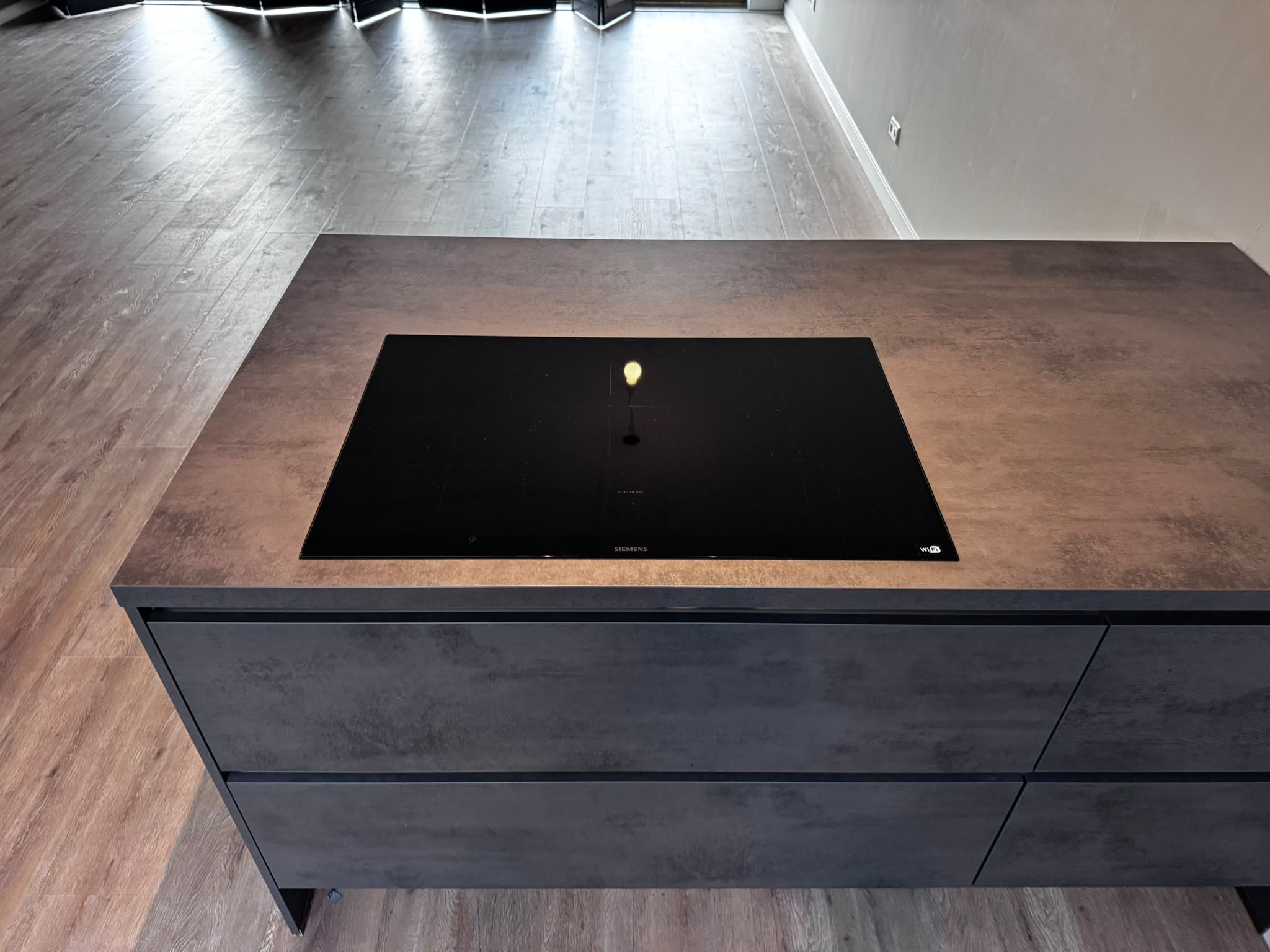 Moderne donkergrijze betonlook eilandkeuken+Siemens apparaten - Afbeelding 6