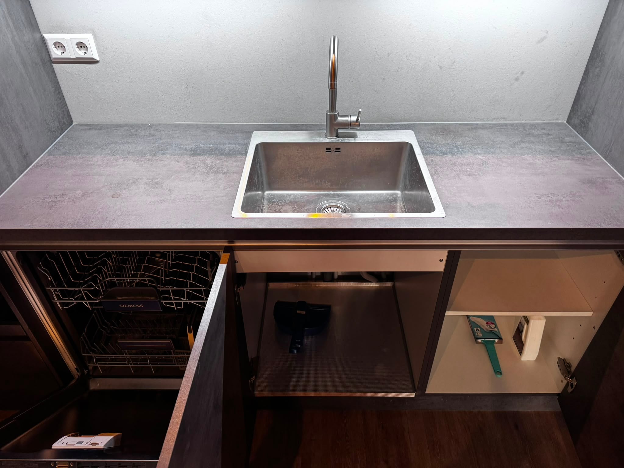 Moderne donkergrijze betonlook eilandkeuken+Siemens apparaten - Afbeelding 5