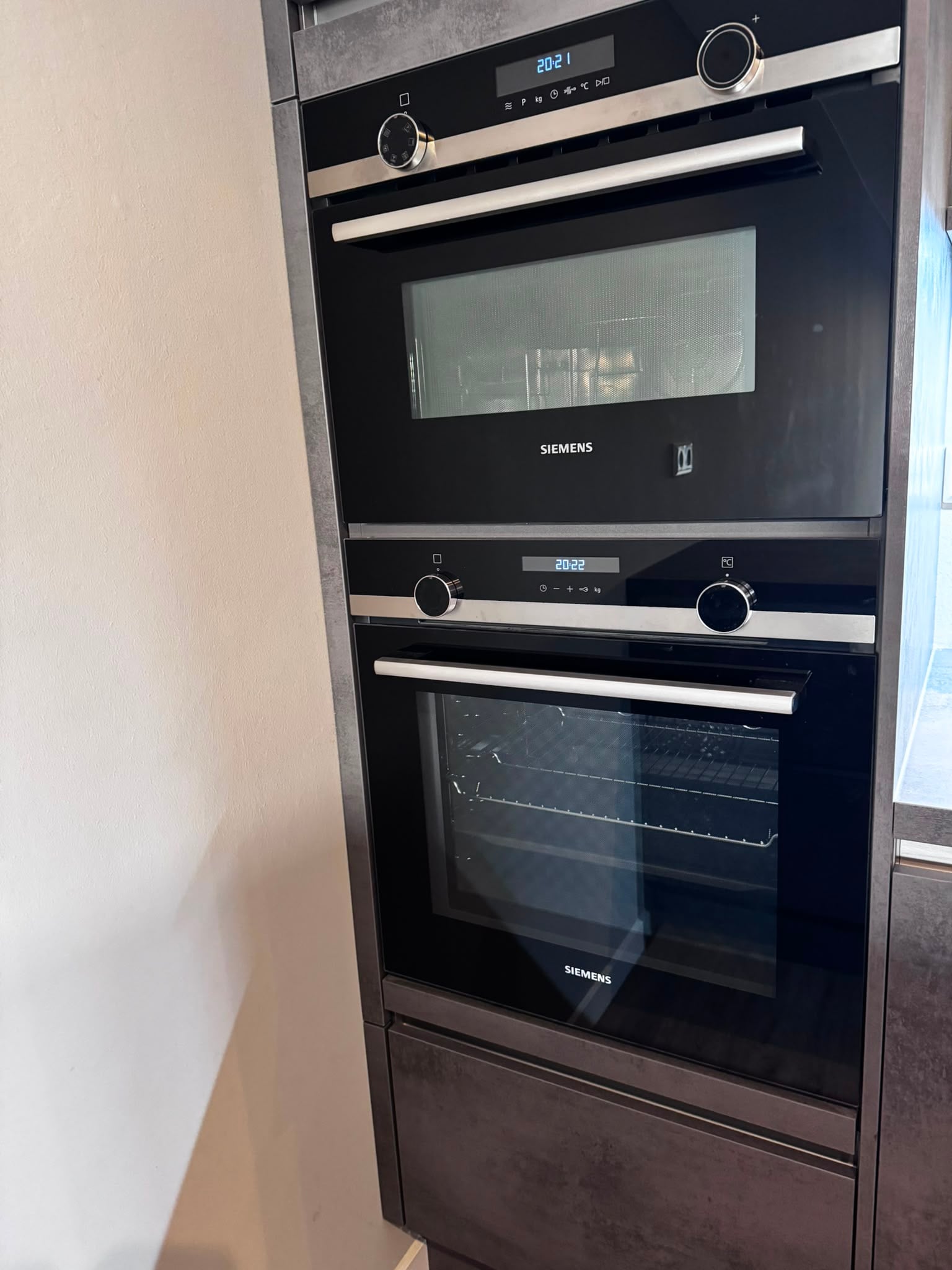 Moderne donkergrijze betonlook eilandkeuken+Siemens apparaten - Afbeelding 7