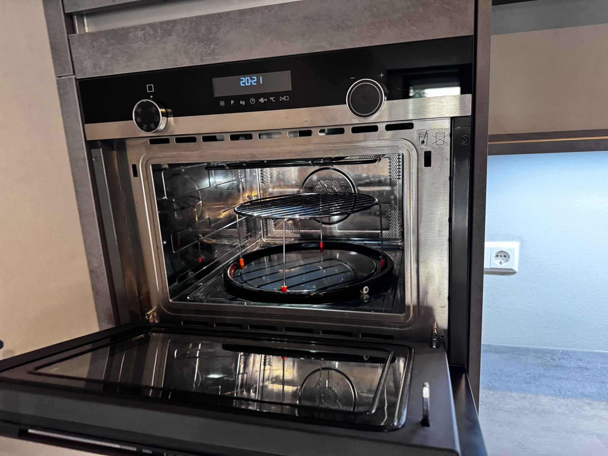 Moderne donkergrijze betonlook eilandkeuken+Siemens apparaten - Afbeelding 9