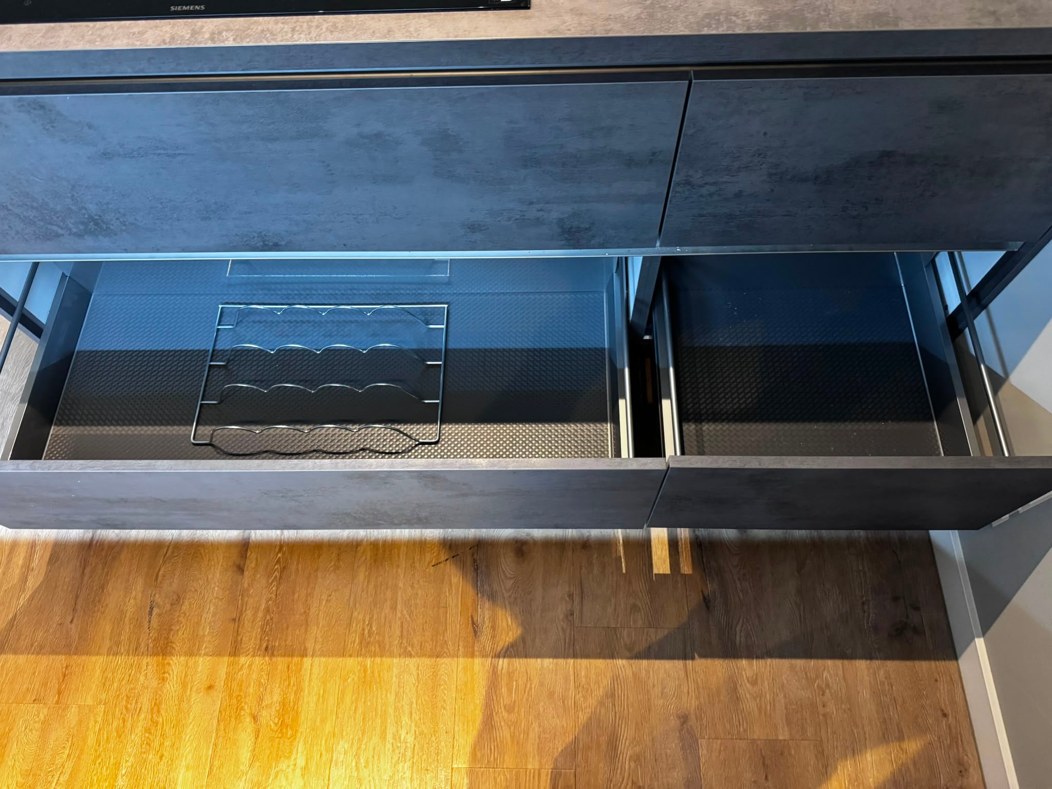 Moderne donkergrijze betonlook eilandkeuken+Siemens apparaten - Afbeelding 12