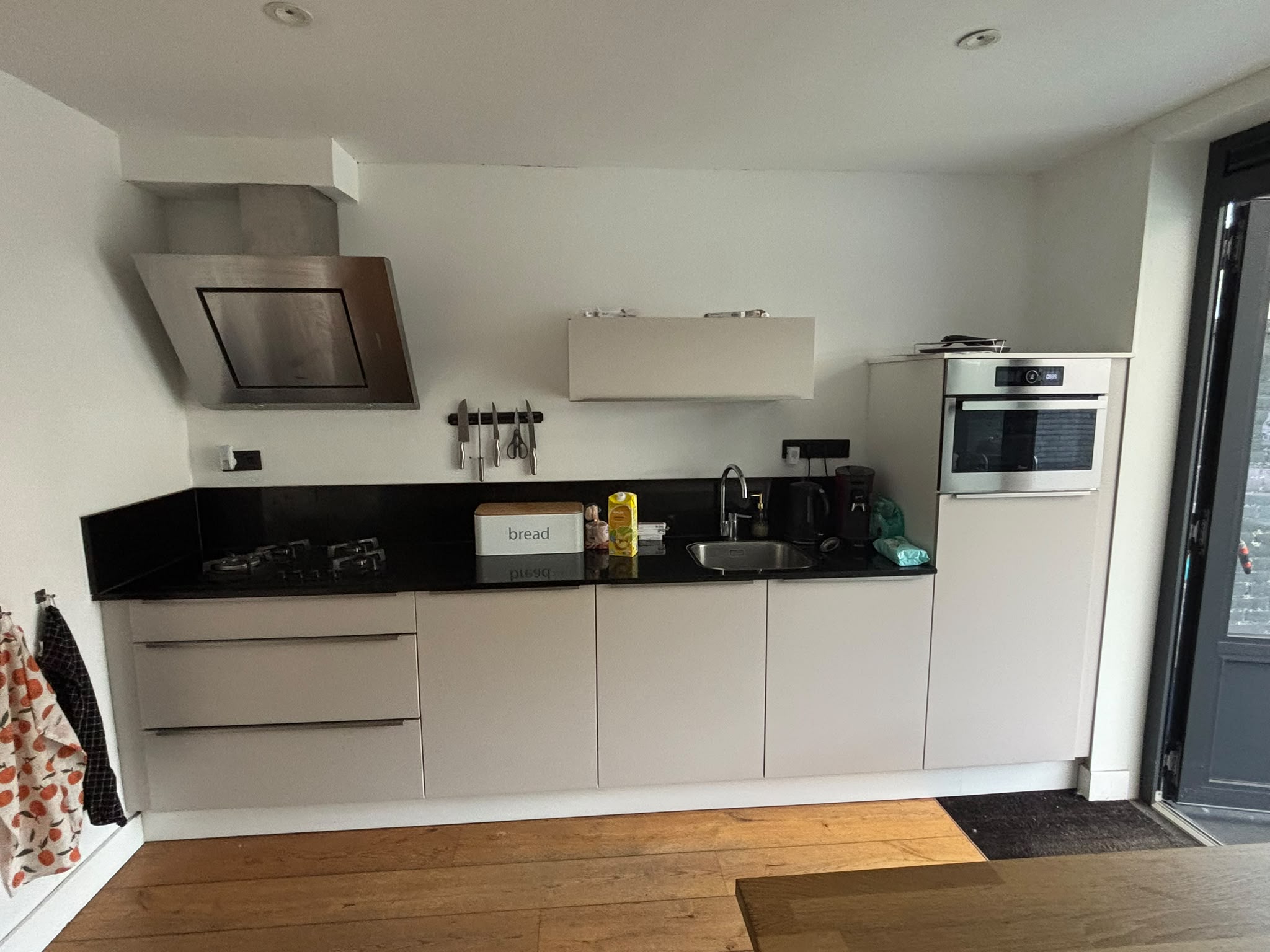 Moderne mat taupe rechte keuken - Afbeelding 7
