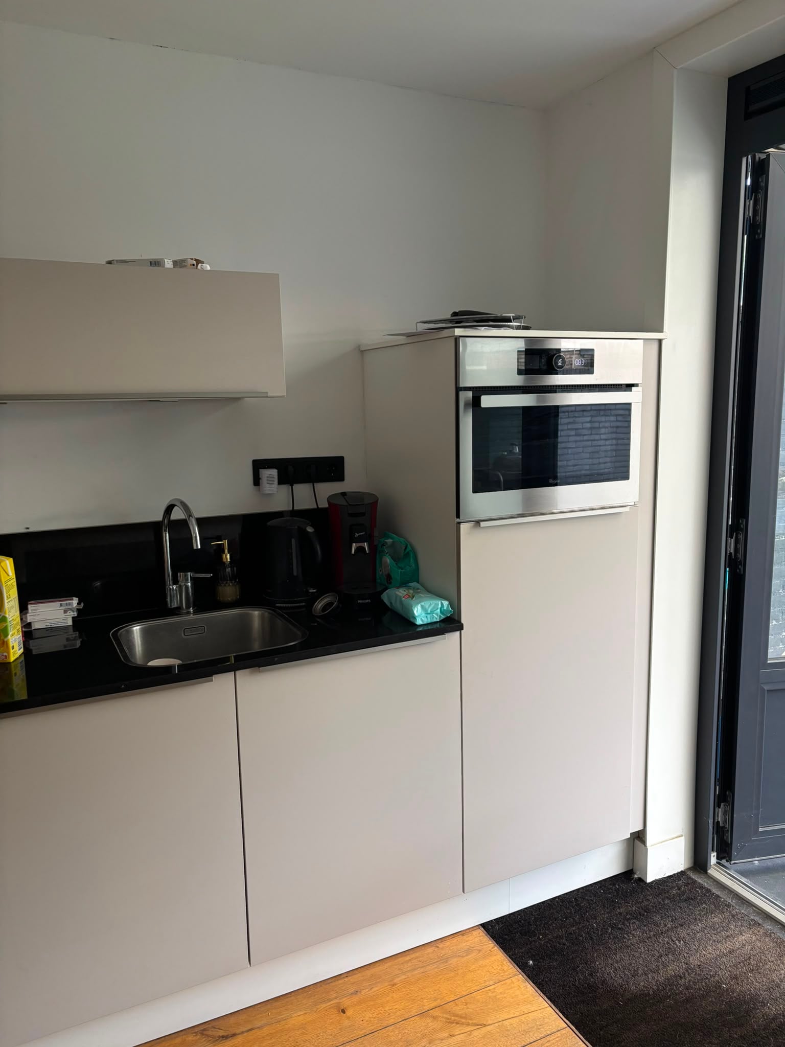 Moderne mat taupe rechte keuken - Afbeelding 5