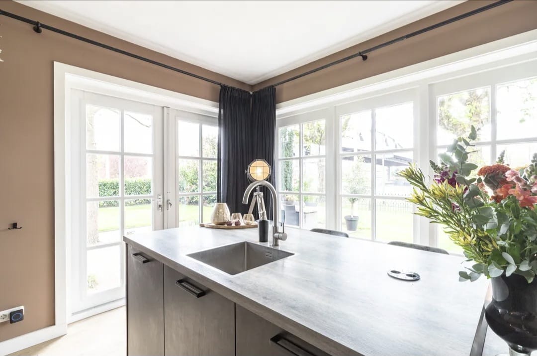 Luxe Antraciet/zwarte eilandkeuken met kookeiland, apparatuur & tafel - Afbeelding 4