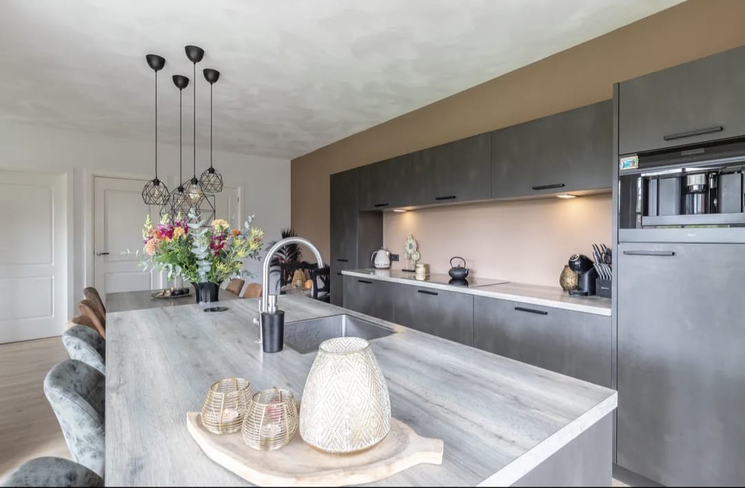 Luxe Antraciet/zwarte eilandkeuken met kookeiland, apparatuur & tafel