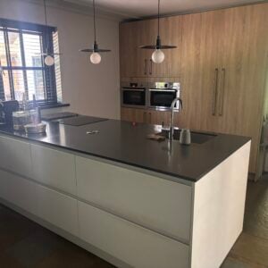 Moderne eilandkeuken hout/wit – AEG, Bosch-Novy apparaten