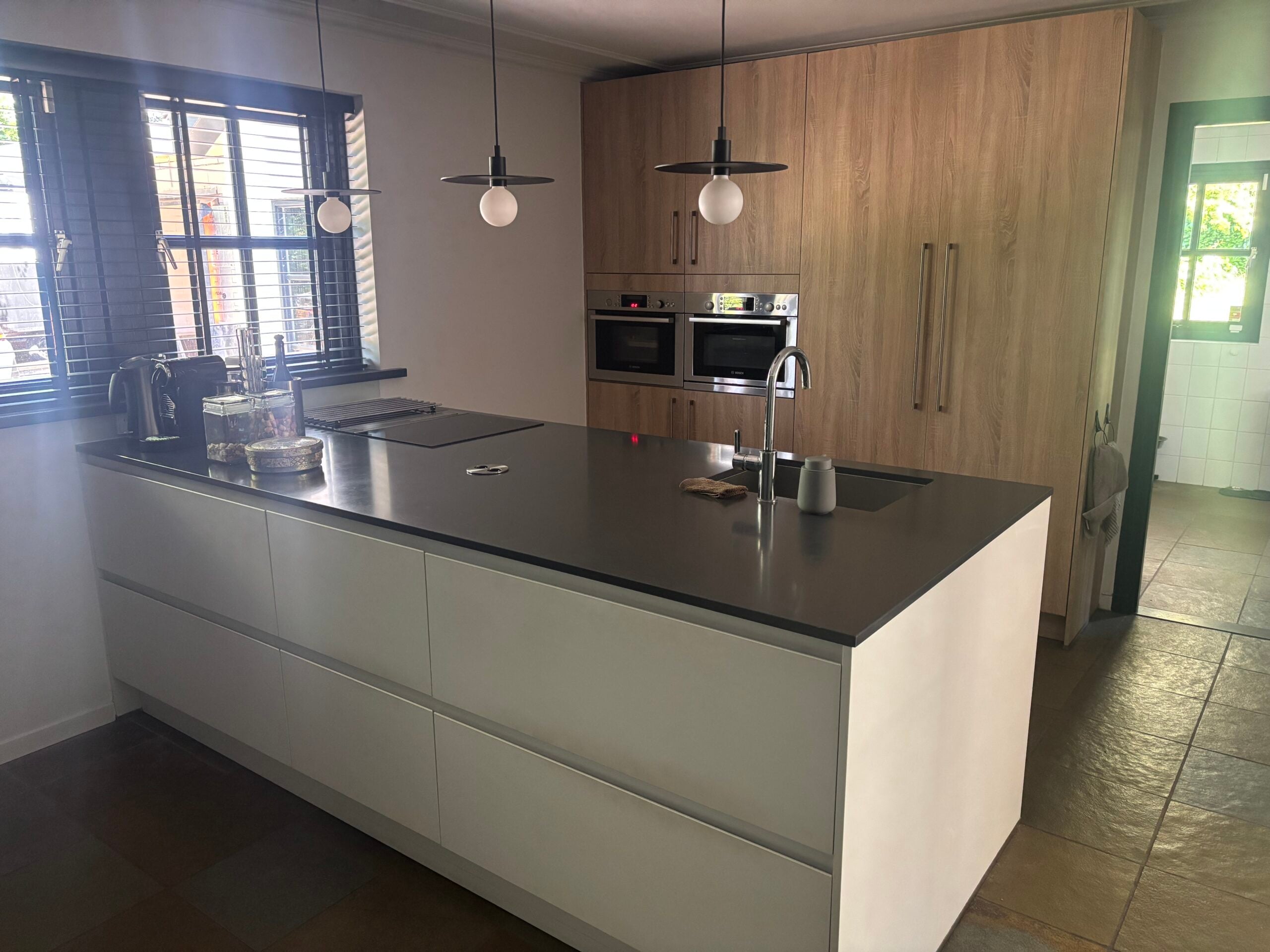 Moderne eilandkeuken hout/wit – AEG, Bosch-Novy apparaten