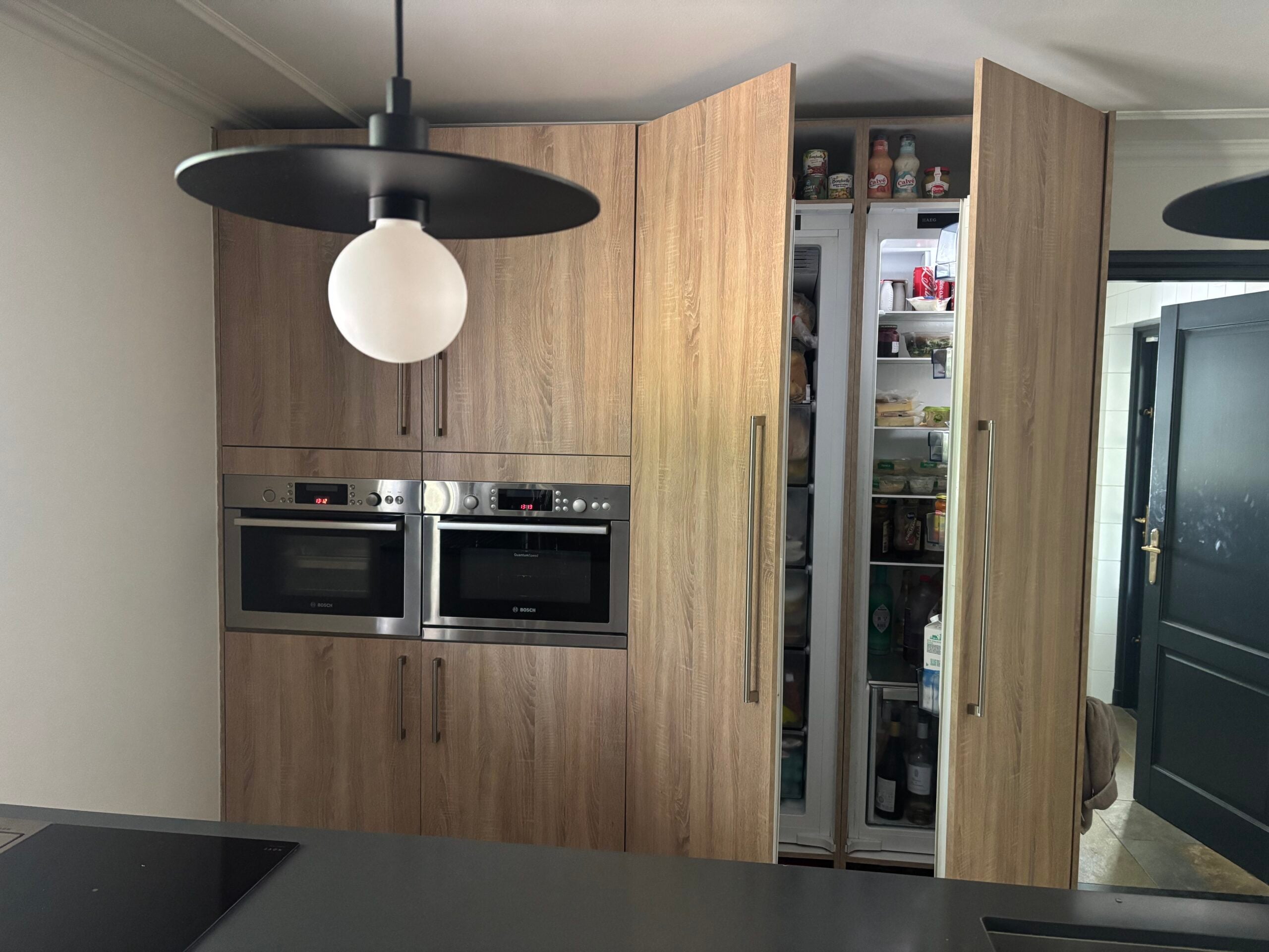 Moderne eilandkeuken hout/wit – AEG, Bosch-Novy apparaten - Afbeelding 2